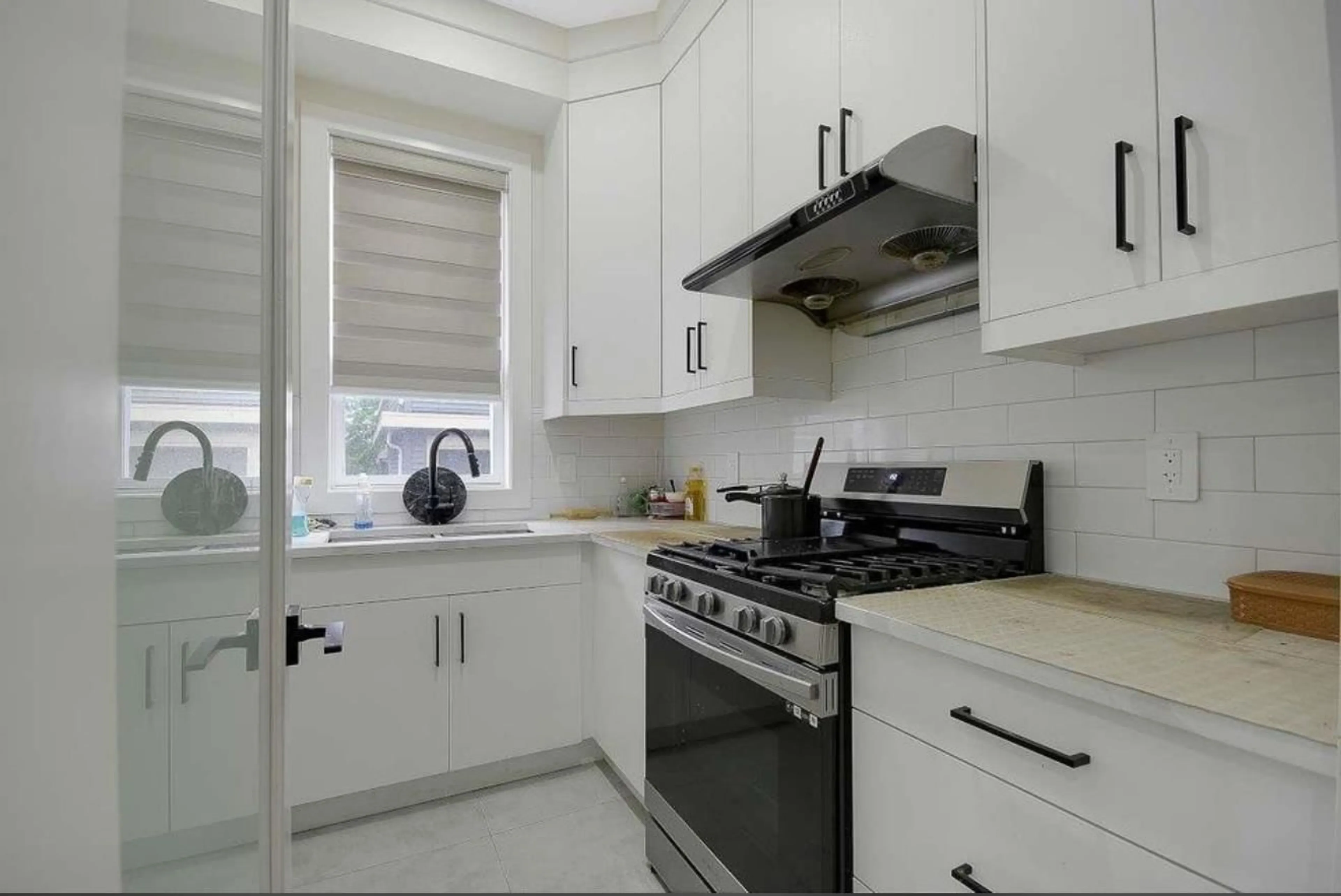 Standard kitchen, ceramic/tile floor for 19121 67 AVENUE, Surrey British Columbia V4N6A4