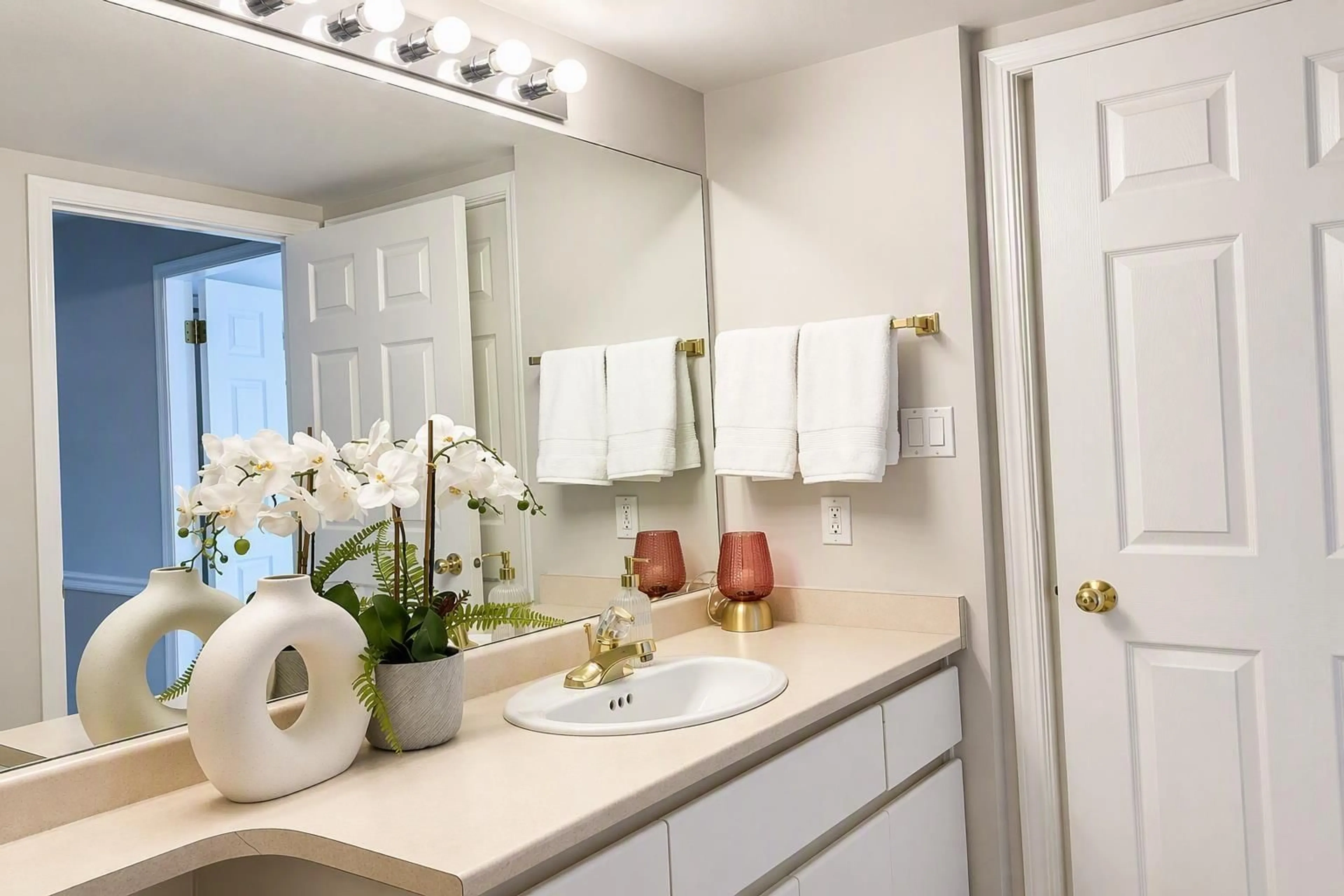 Standard bathroom, ceramic/tile floor for 702 - 13353 108 AVENUE, Surrey British Columbia V3T5T5