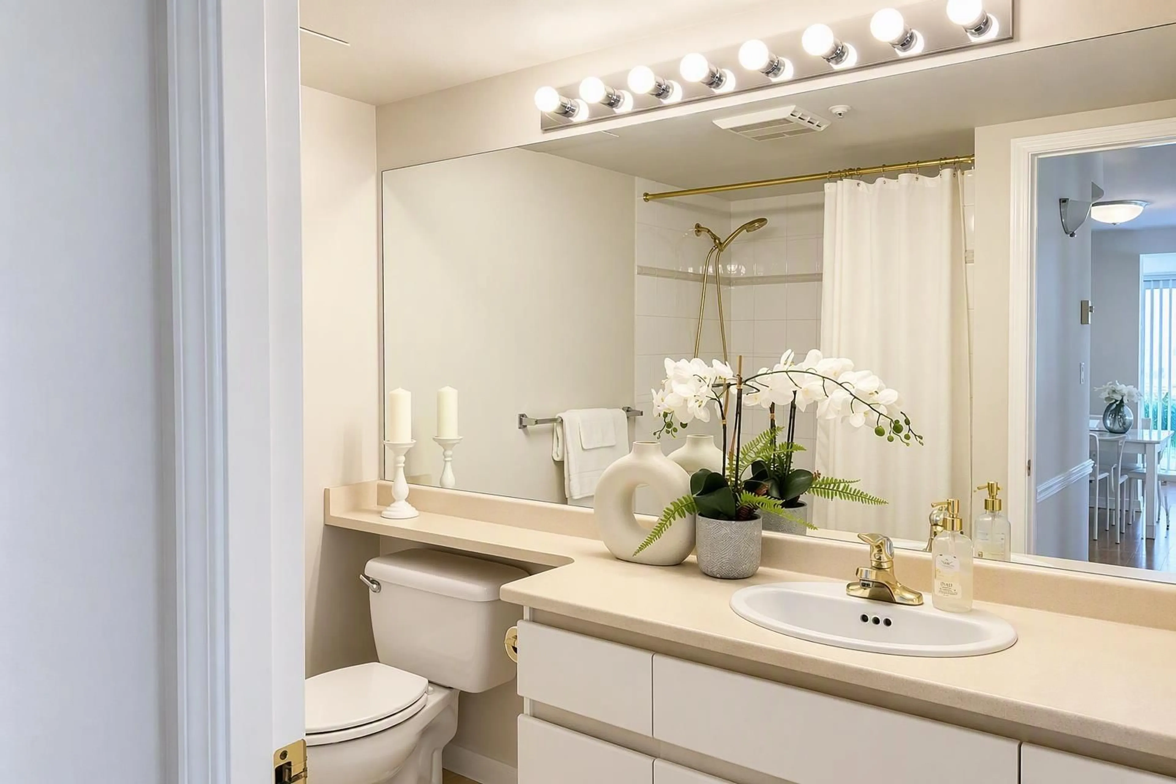 Standard bathroom, ceramic/tile floor for 702 - 13353 108 AVENUE, Surrey British Columbia V3T5T5
