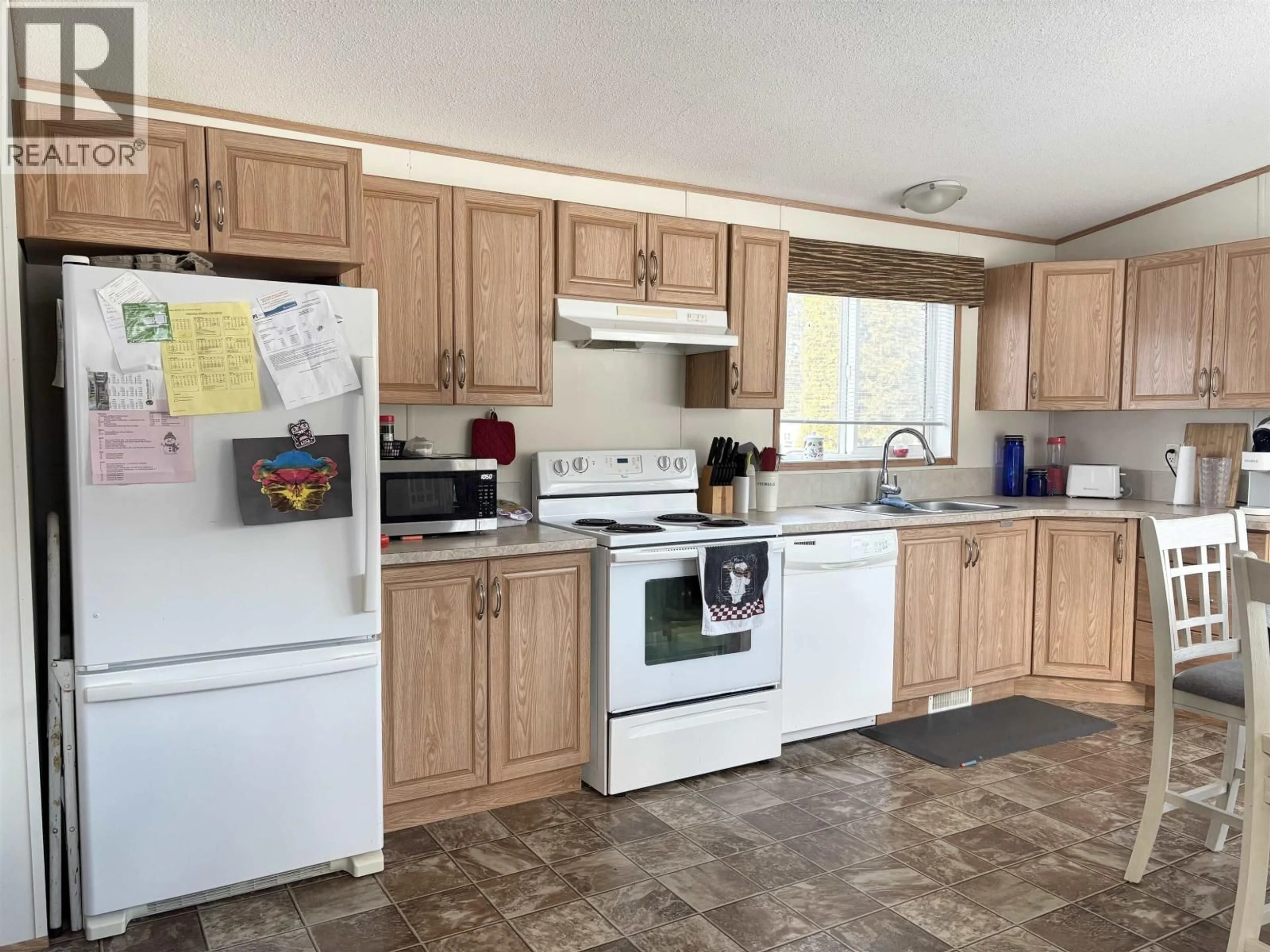 Standard kitchen, unknown for 3 - 39142 CARIBOO HIGHWAY, Hixon British Columbia V0K1A0