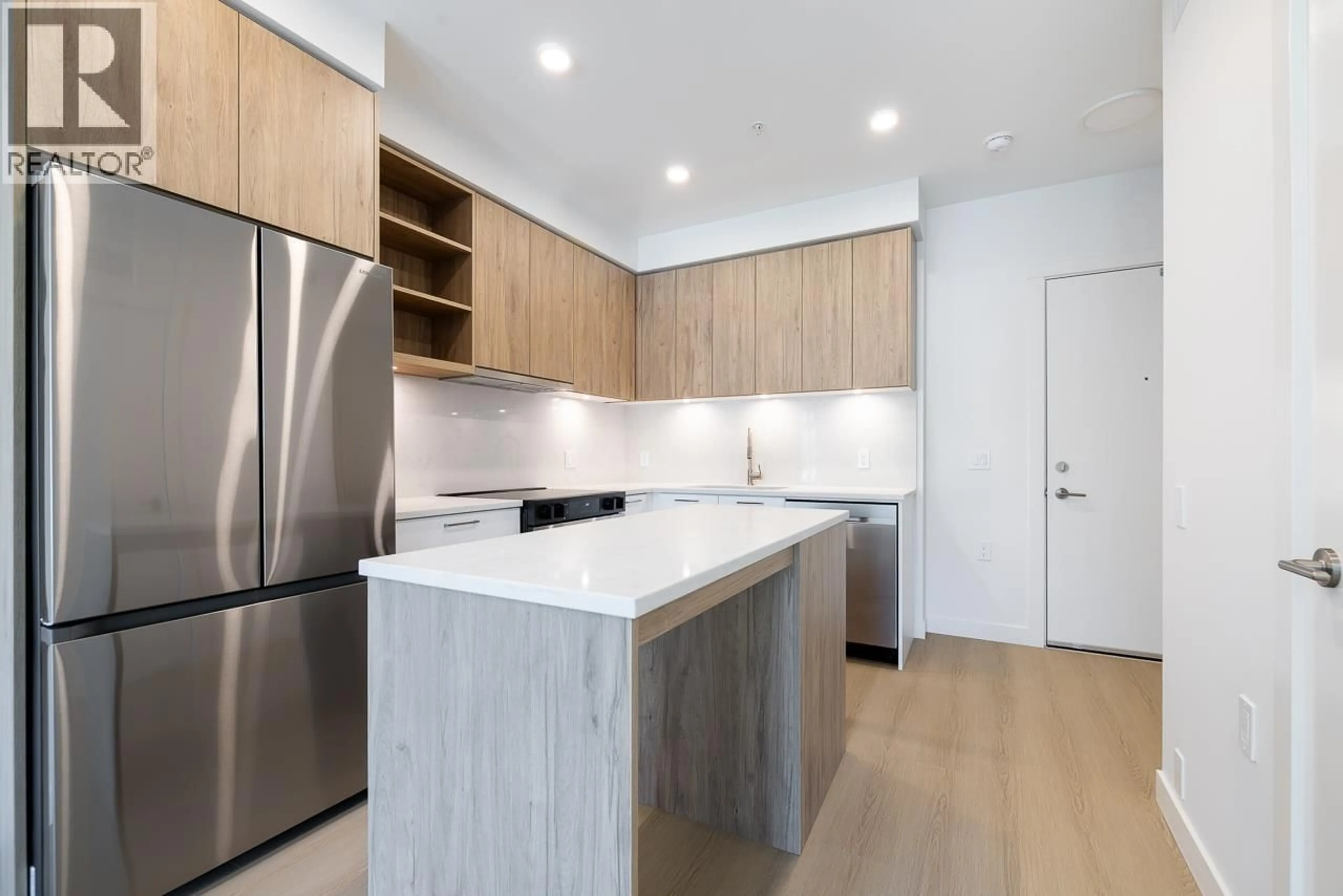 Standard kitchen, wood/laminate floor for 407 - 82 FIRST STREET, New Westminster British Columbia V3L0L8