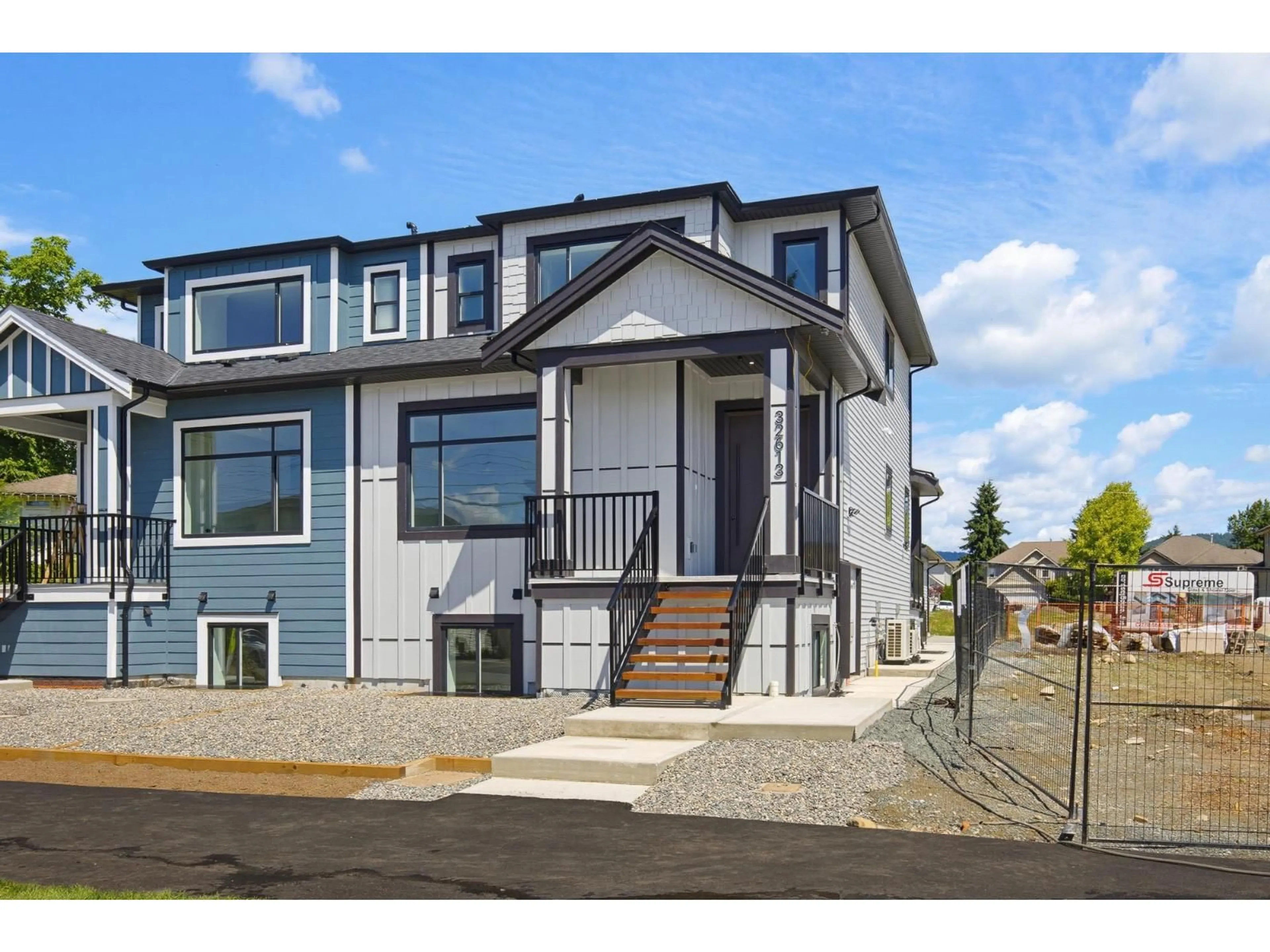 Home with vinyl exterior material, street for 32613 CHERRY AVENUE, Mission British Columbia V2V2T8