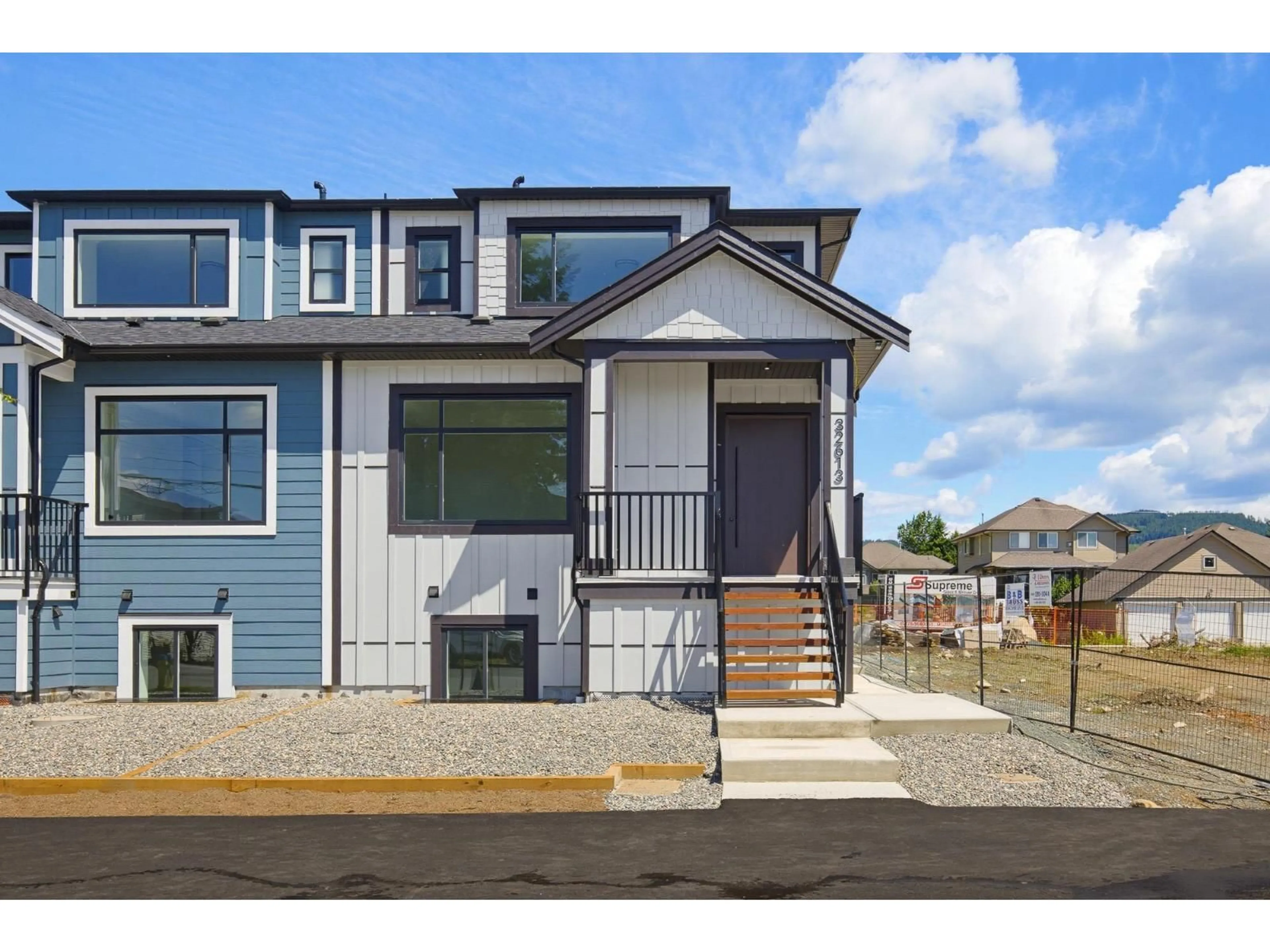 Home with vinyl exterior material, street for 32613 CHERRY AVENUE, Mission British Columbia V2V2T8