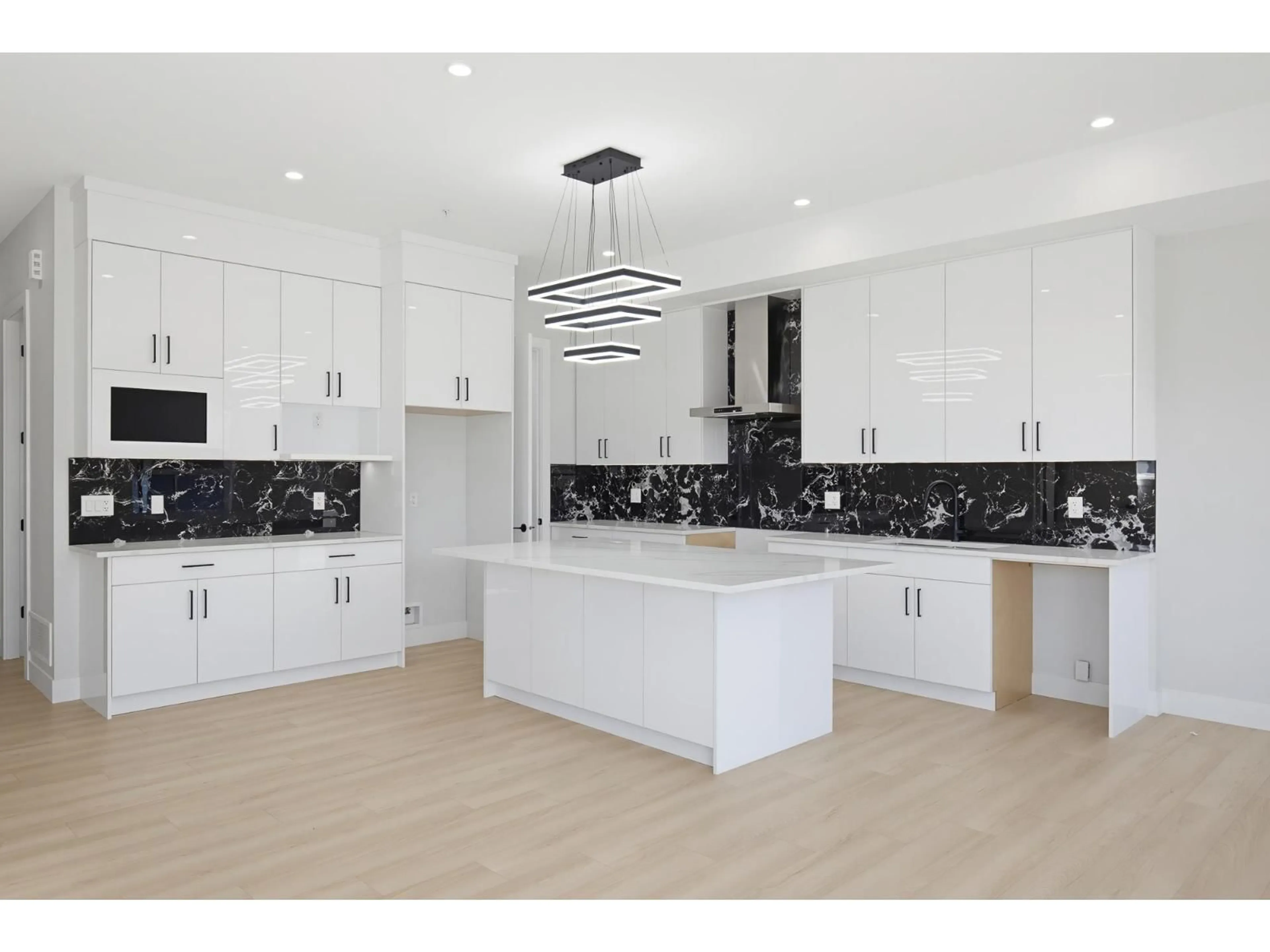 Open concept kitchen, ceramic/tile floor for 32613 CHERRY AVENUE, Mission British Columbia V2V2T8