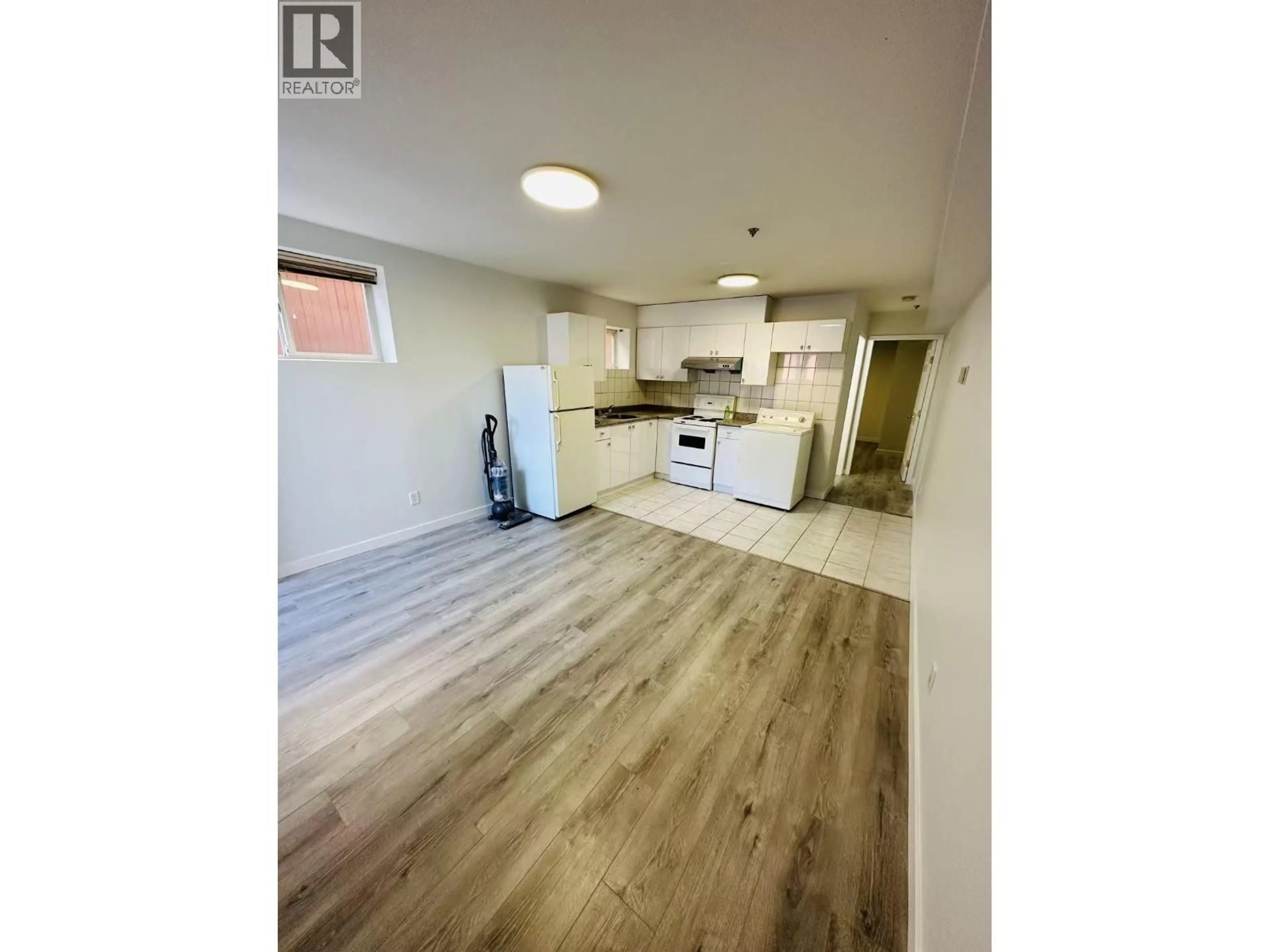 Open concept kitchen, wood/laminate floor for 939 26TH AVENUE, Vancouver British Columbia V5V2J3