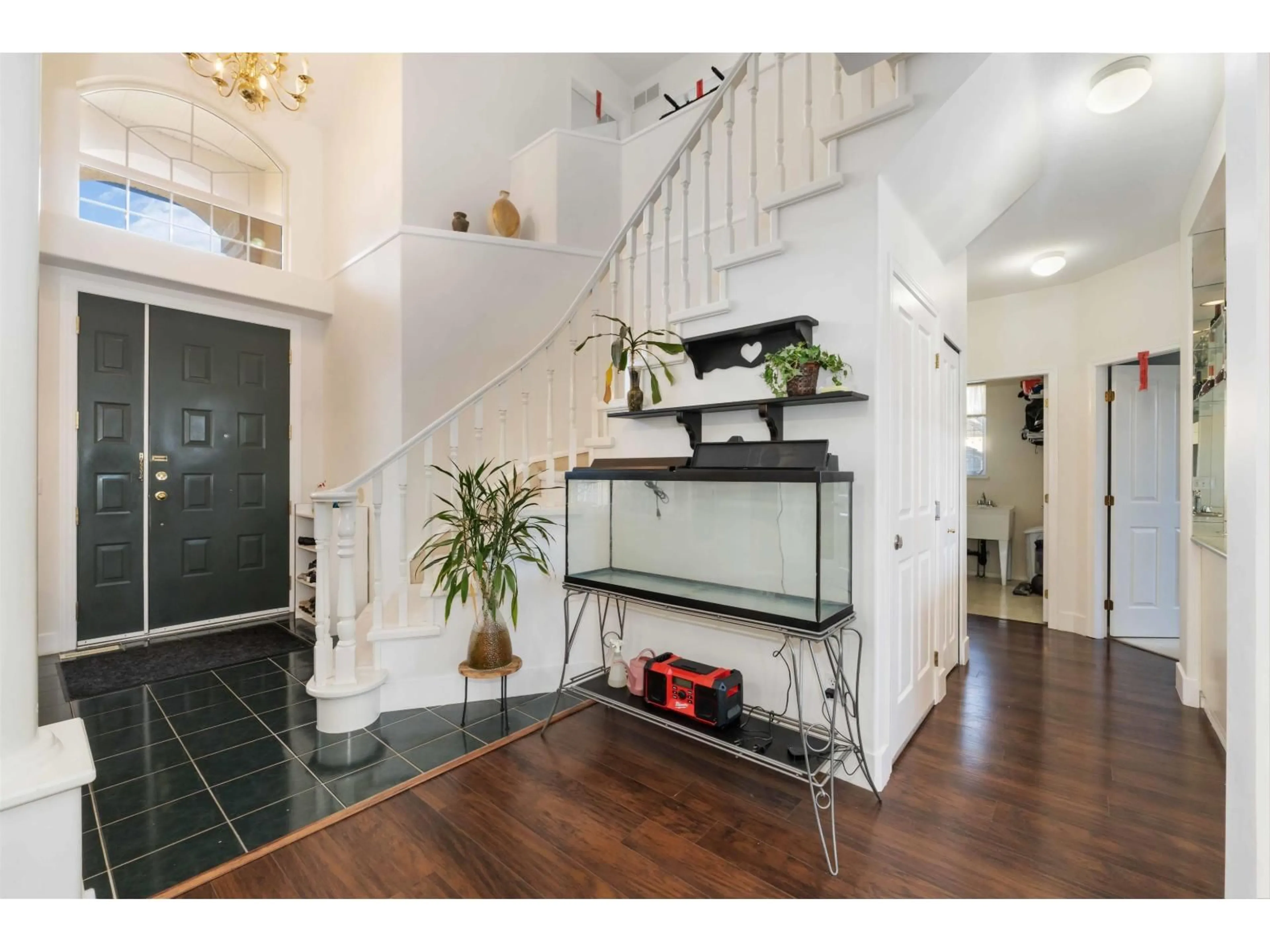 Indoor entryway for 8330 168 STREET, Surrey British Columbia V4N4T7