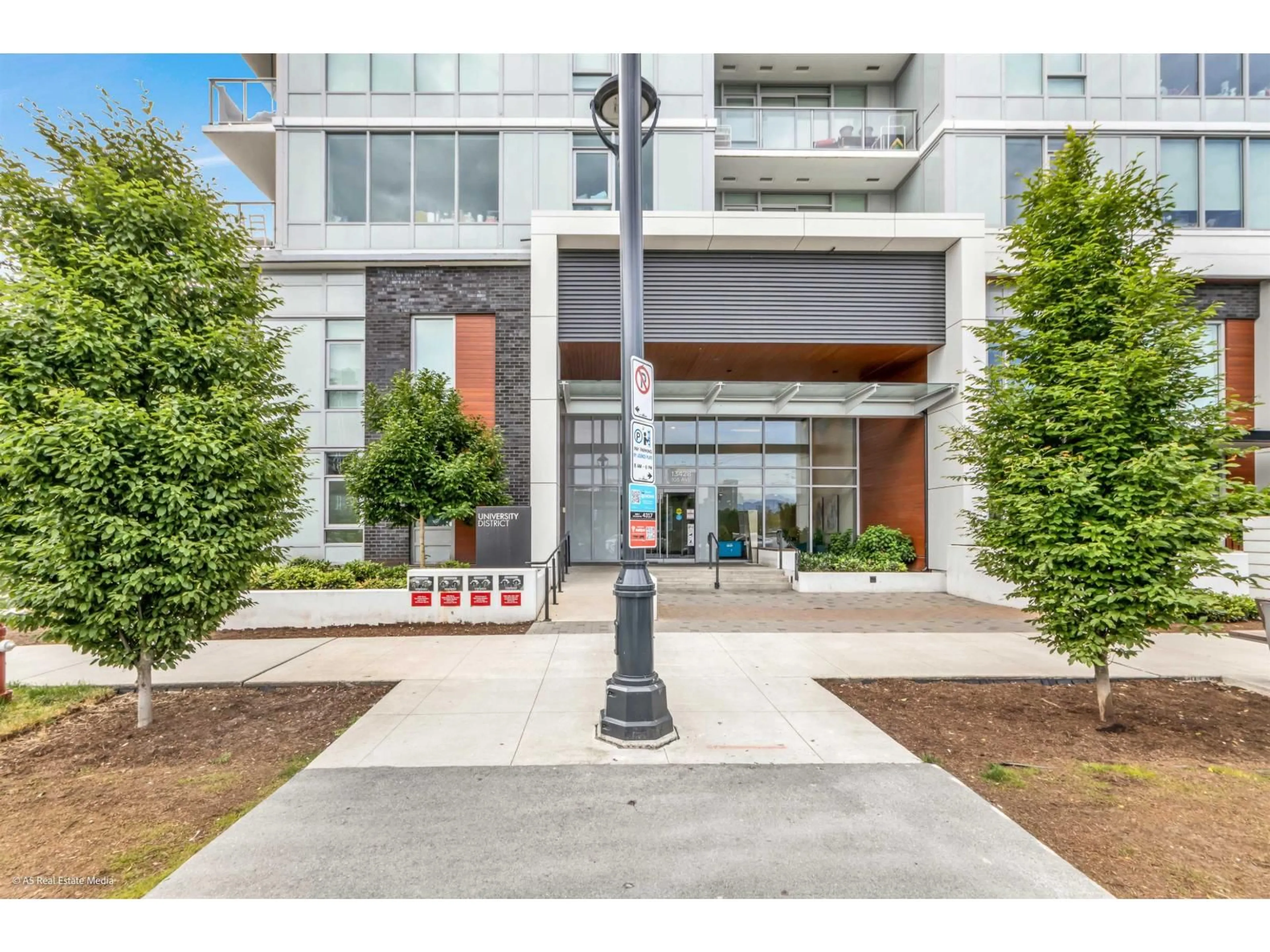 Indoor foyer for 1810 - 13428 105 AVENUE, Surrey British Columbia V3T0S6