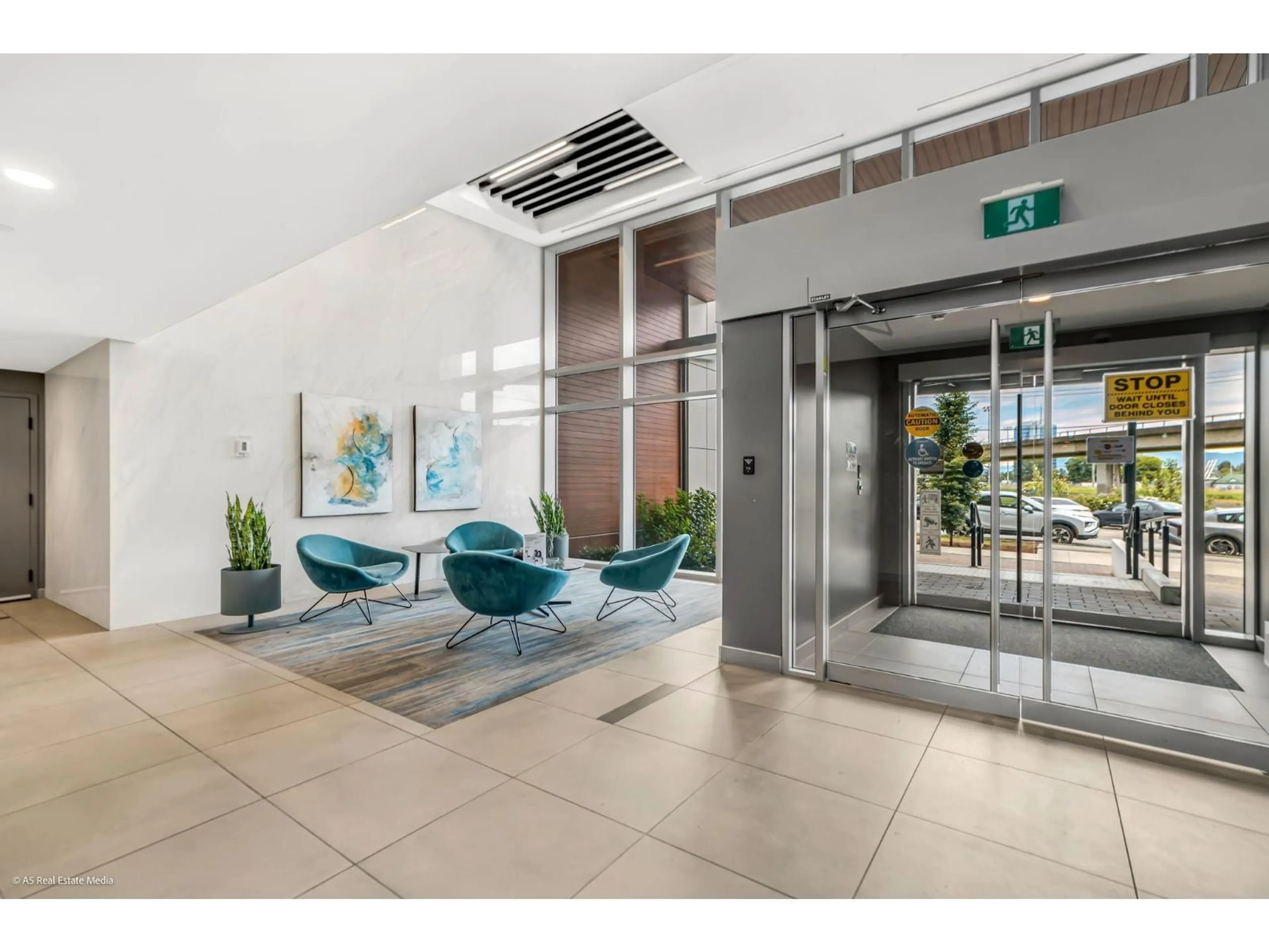 Indoor foyer for 1810 - 13428 105 AVENUE, Surrey British Columbia V3T0S6