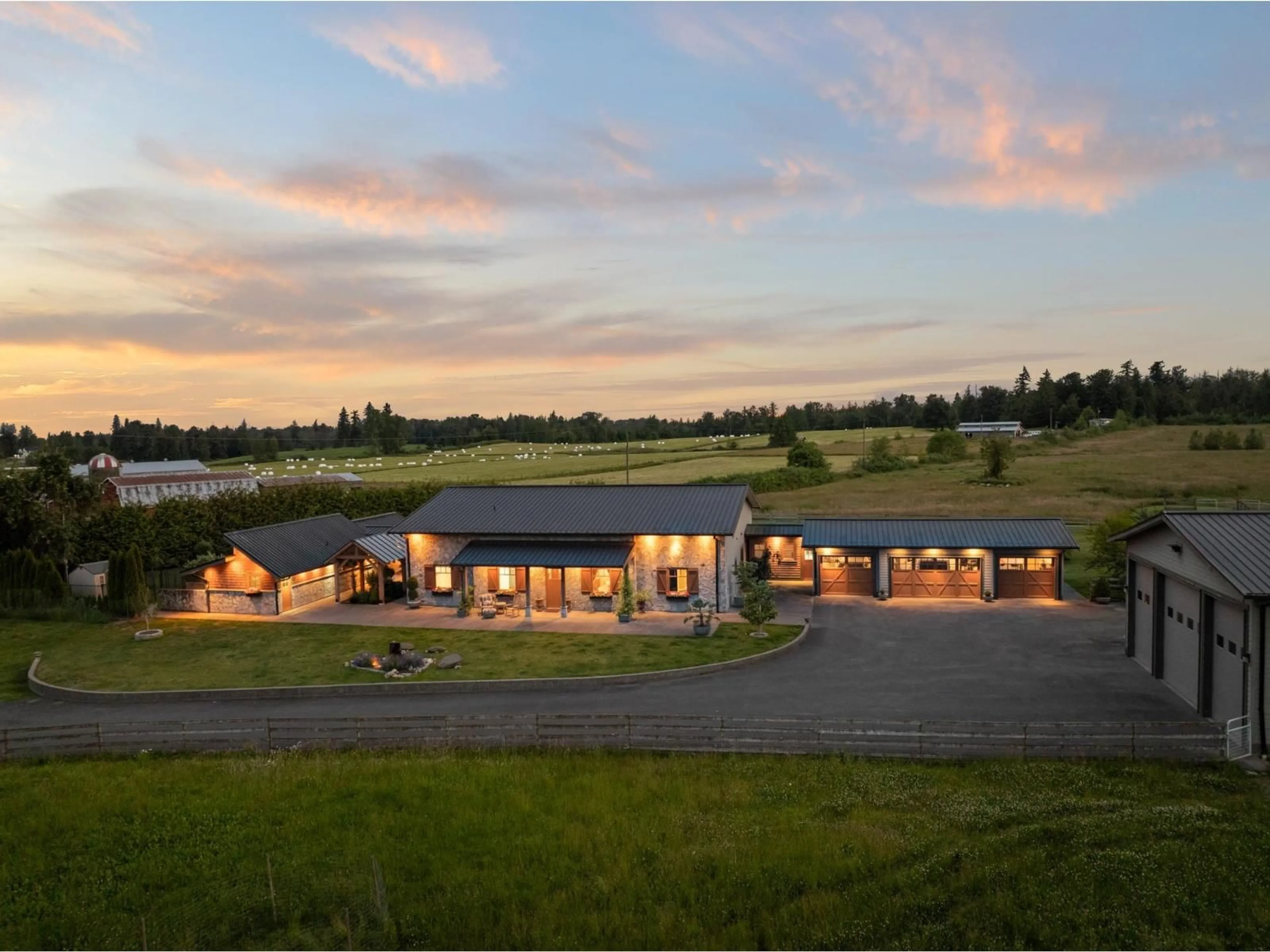 A pic from outside/outdoor area/front of a property/back of a property/a pic from drone, unknown for 1009 248 STREET, Langley British Columbia V4W2B8
