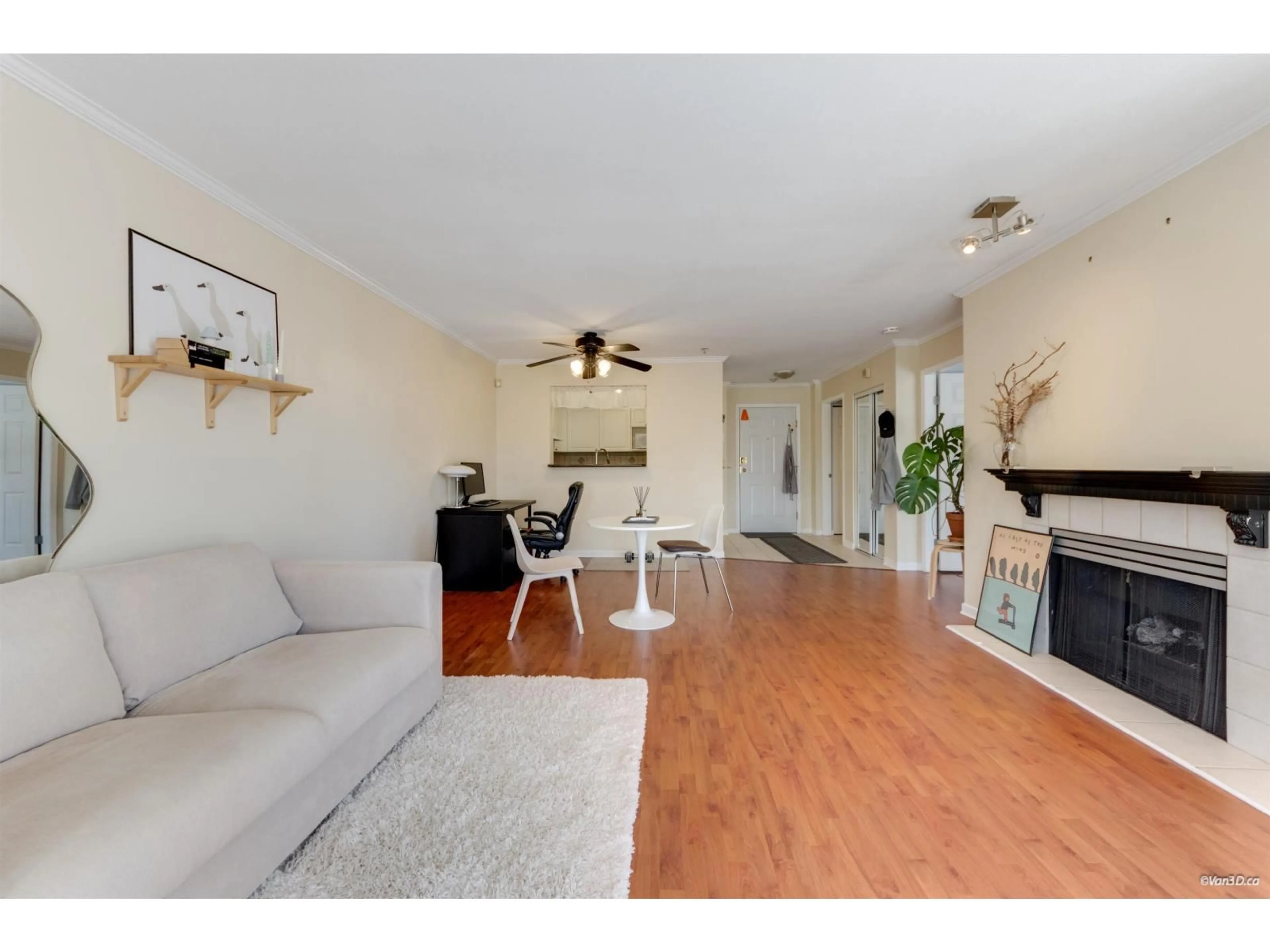 Living room with furniture, wood/laminate floor for 418 - 15268 105 AVENUE, Surrey British Columbia V3R0W8