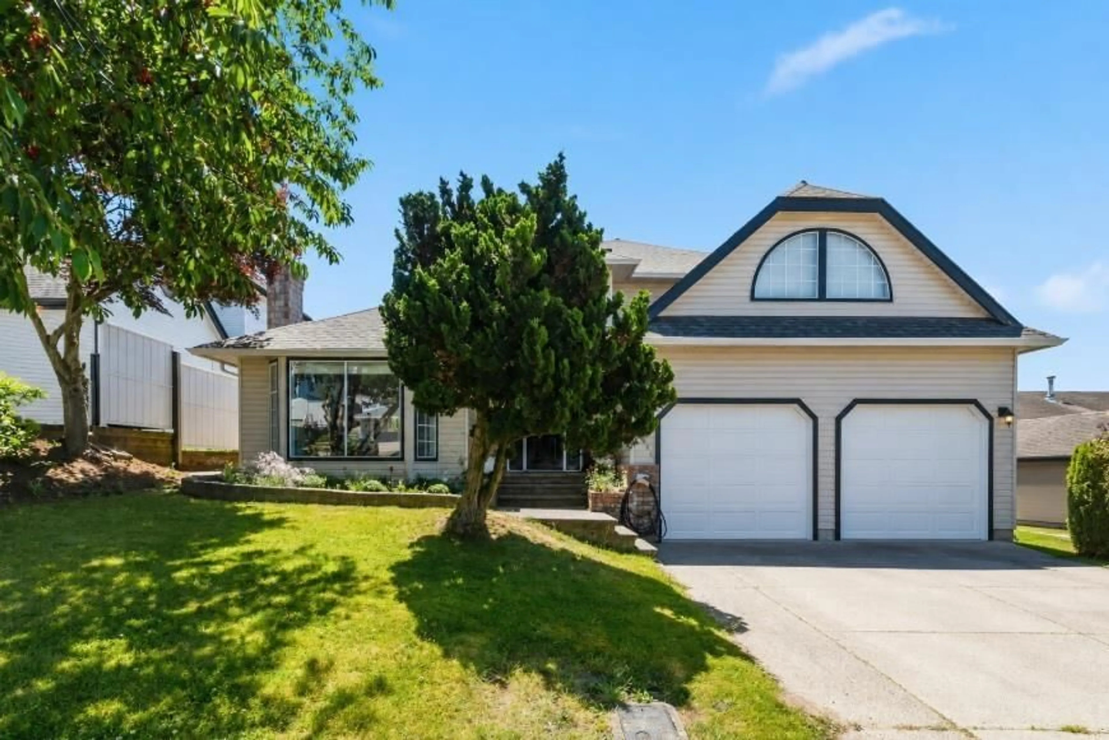 Home with vinyl exterior material, street for 31064 SOUTHERN DRIVE, Abbotsford British Columbia V2T5K3