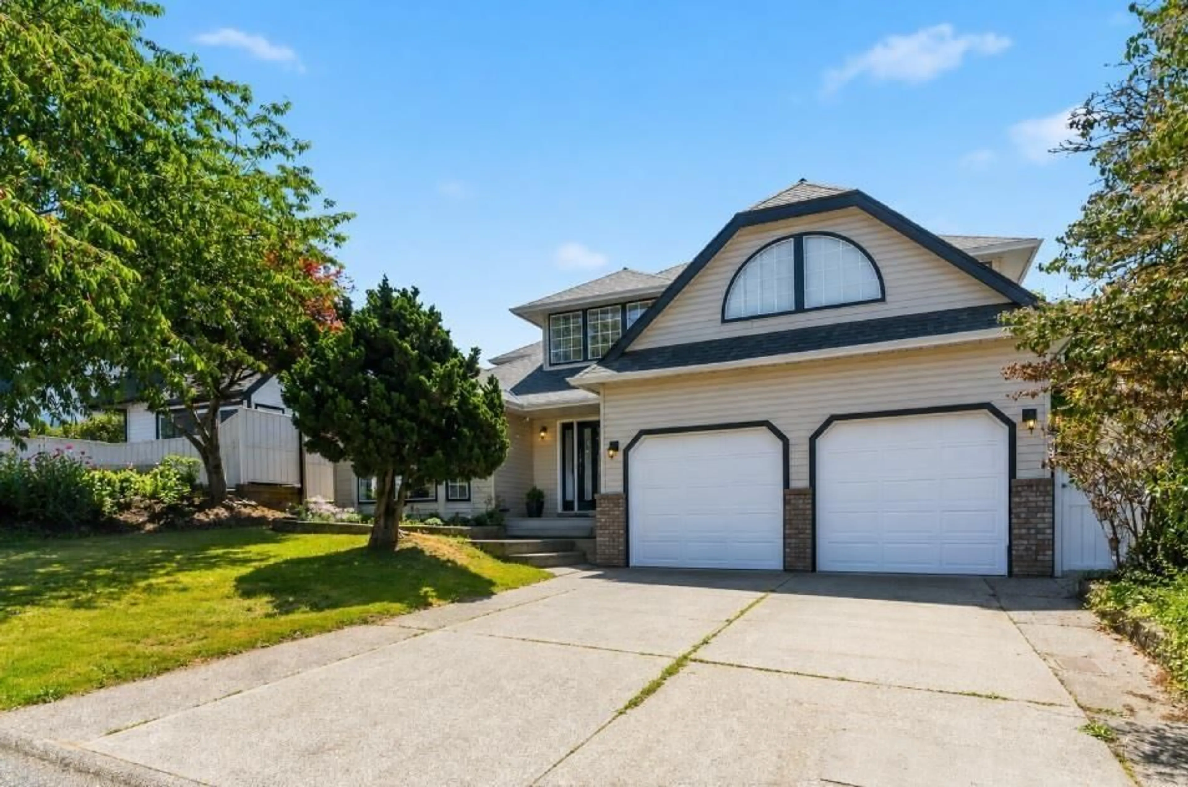 Home with vinyl exterior material, street for 31064 SOUTHERN DRIVE, Abbotsford British Columbia V2T5K3