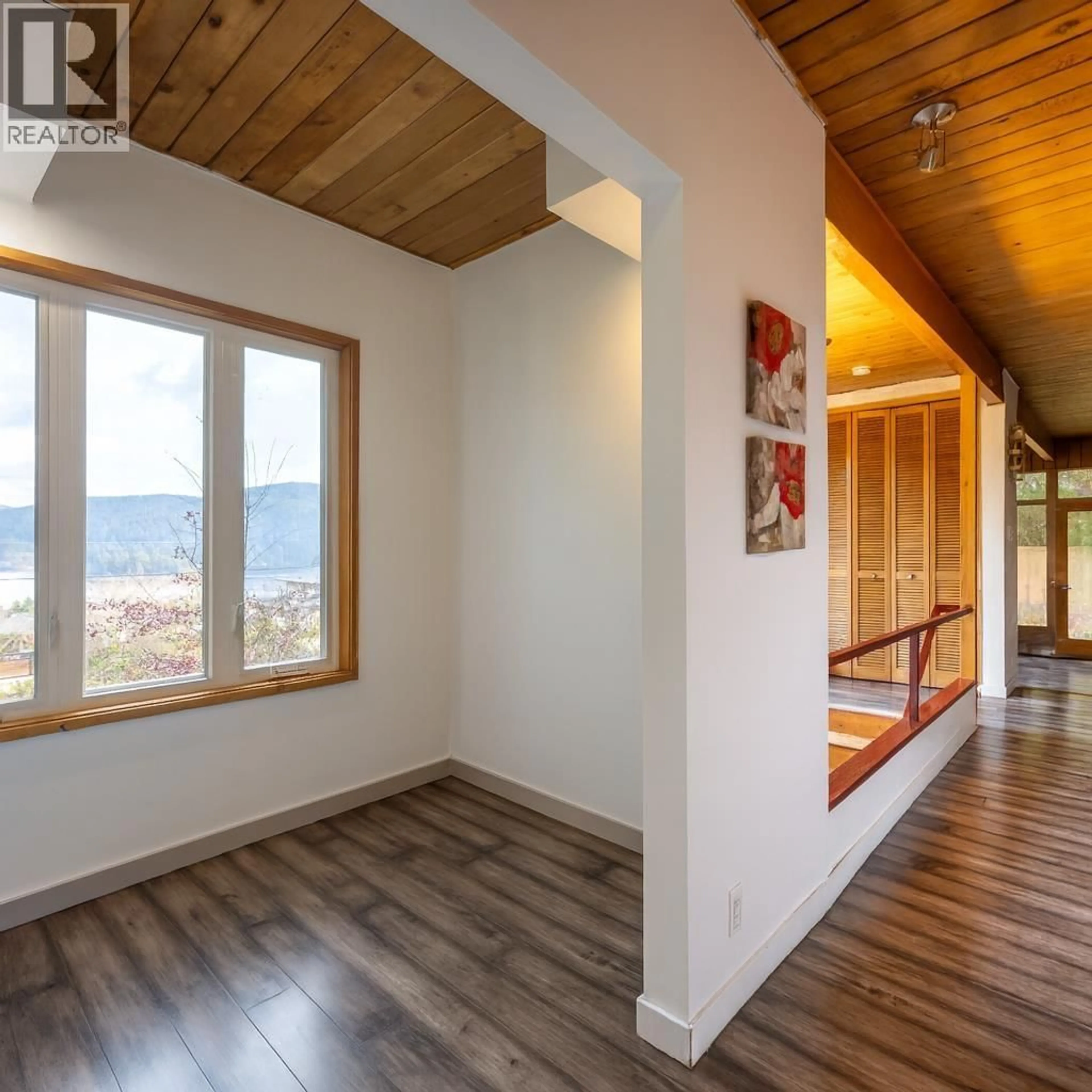 Indoor entryway for 873 BAYCREST DRIVE, North Vancouver British Columbia V7G1N7
