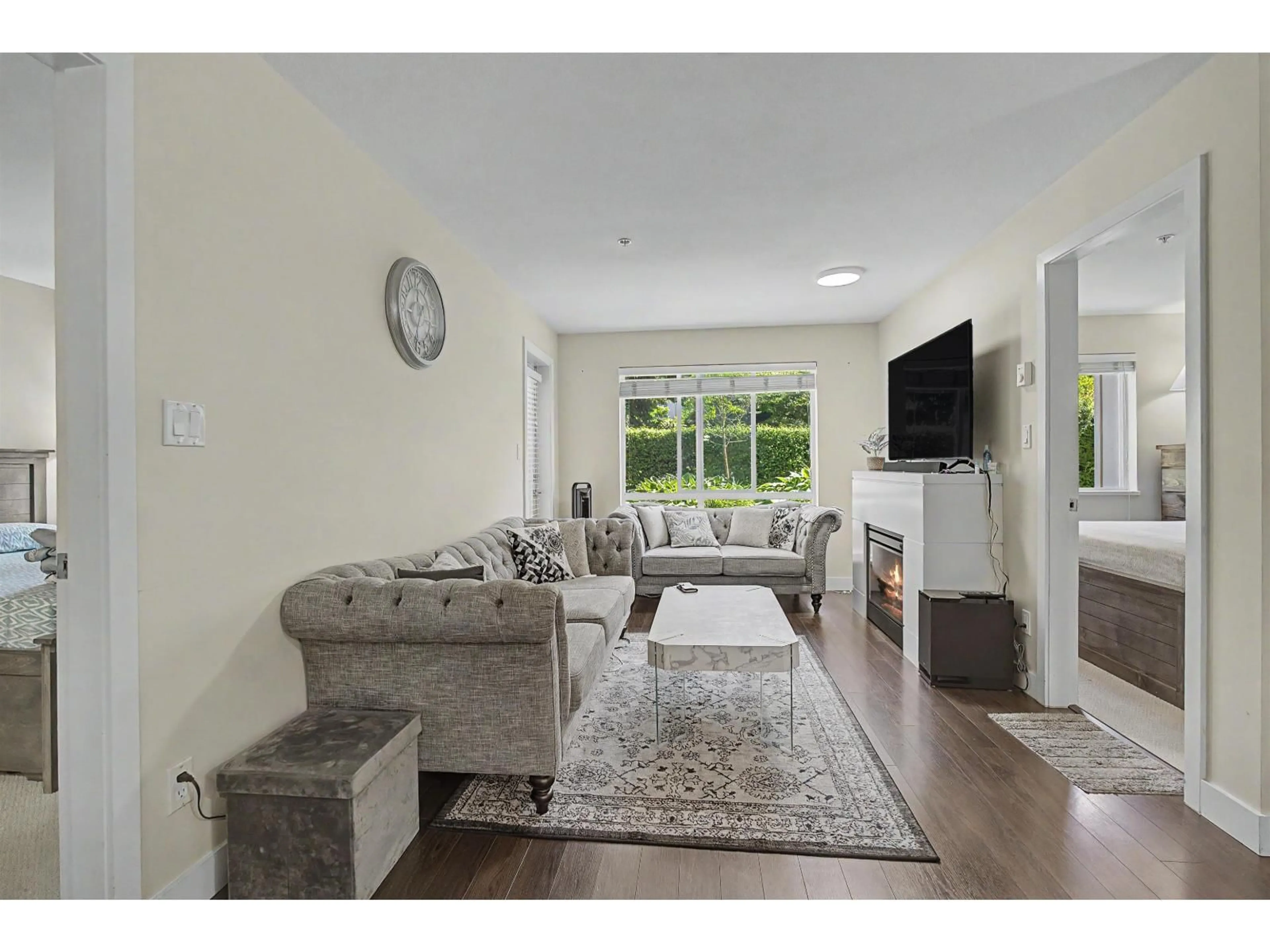Living room with furniture, unknown for 252 - 15850 26 AVENUE, Surrey British Columbia V3S2N6