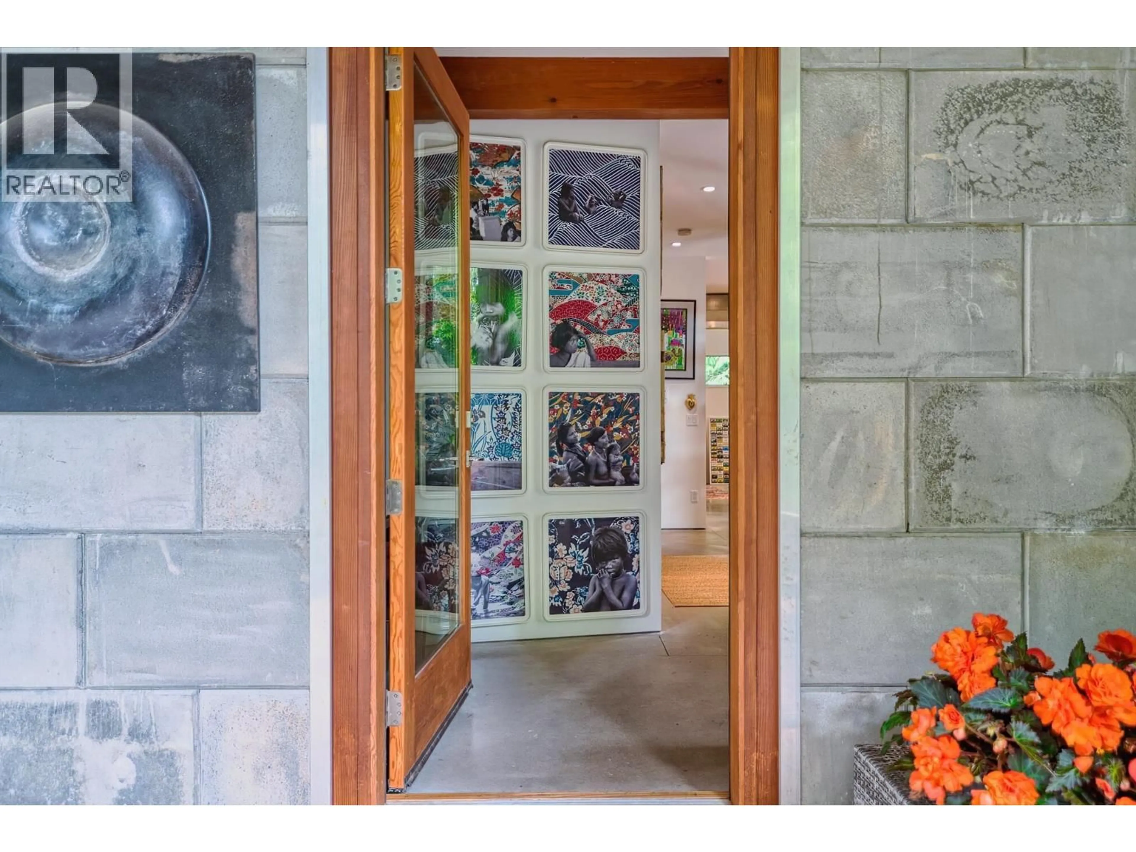 Indoor entryway for 1111 EMERY ROAD, Roberts Creek British Columbia V0N2W0