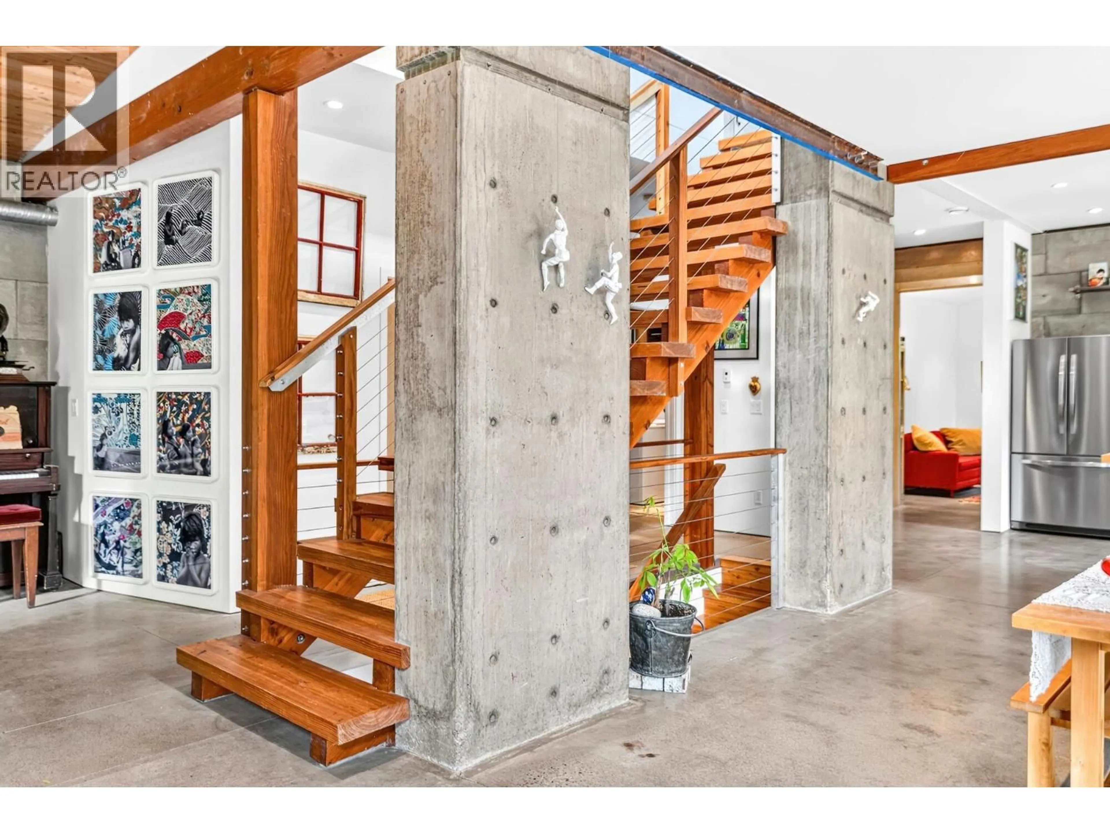 Indoor entryway for 1111 EMERY ROAD, Roberts Creek British Columbia V0N2W0