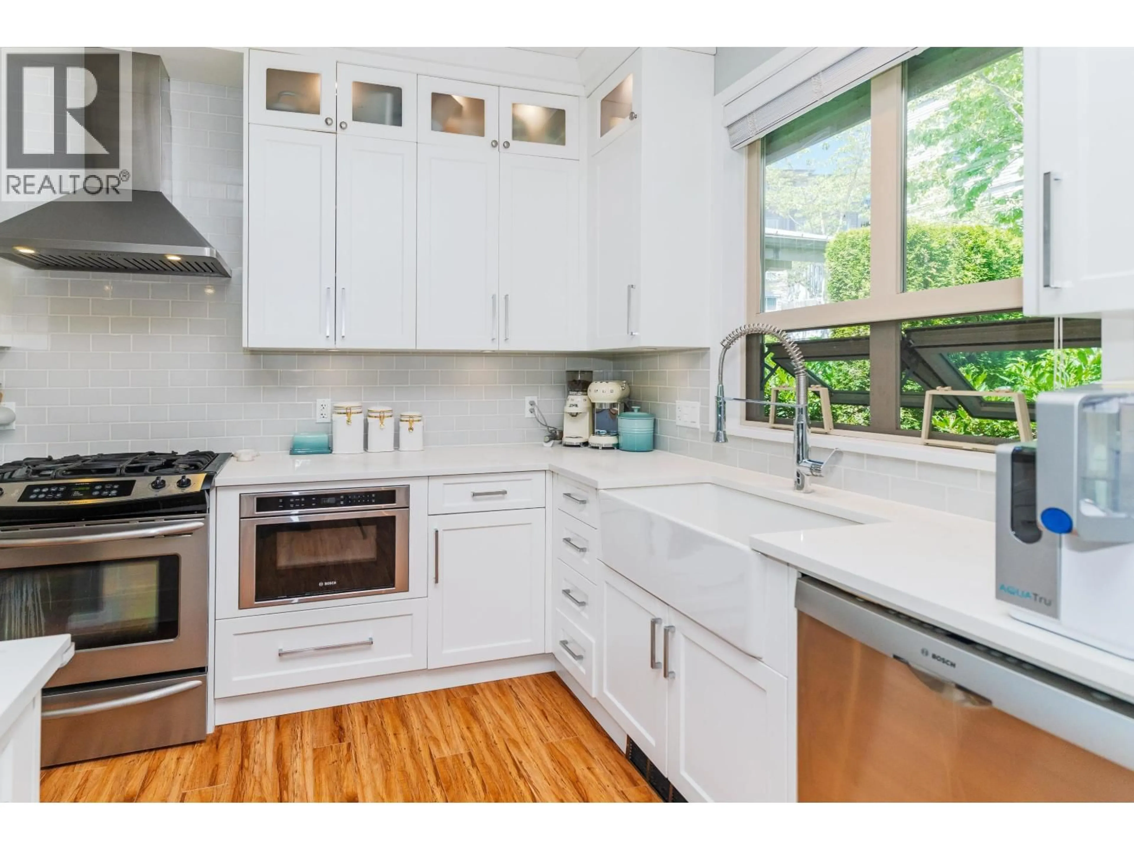 Contemporary kitchen, wood/laminate floor for 7 - 3138 DAYANEE SPRINGS BOULEVARD, Coquitlam British Columbia V3E0B6