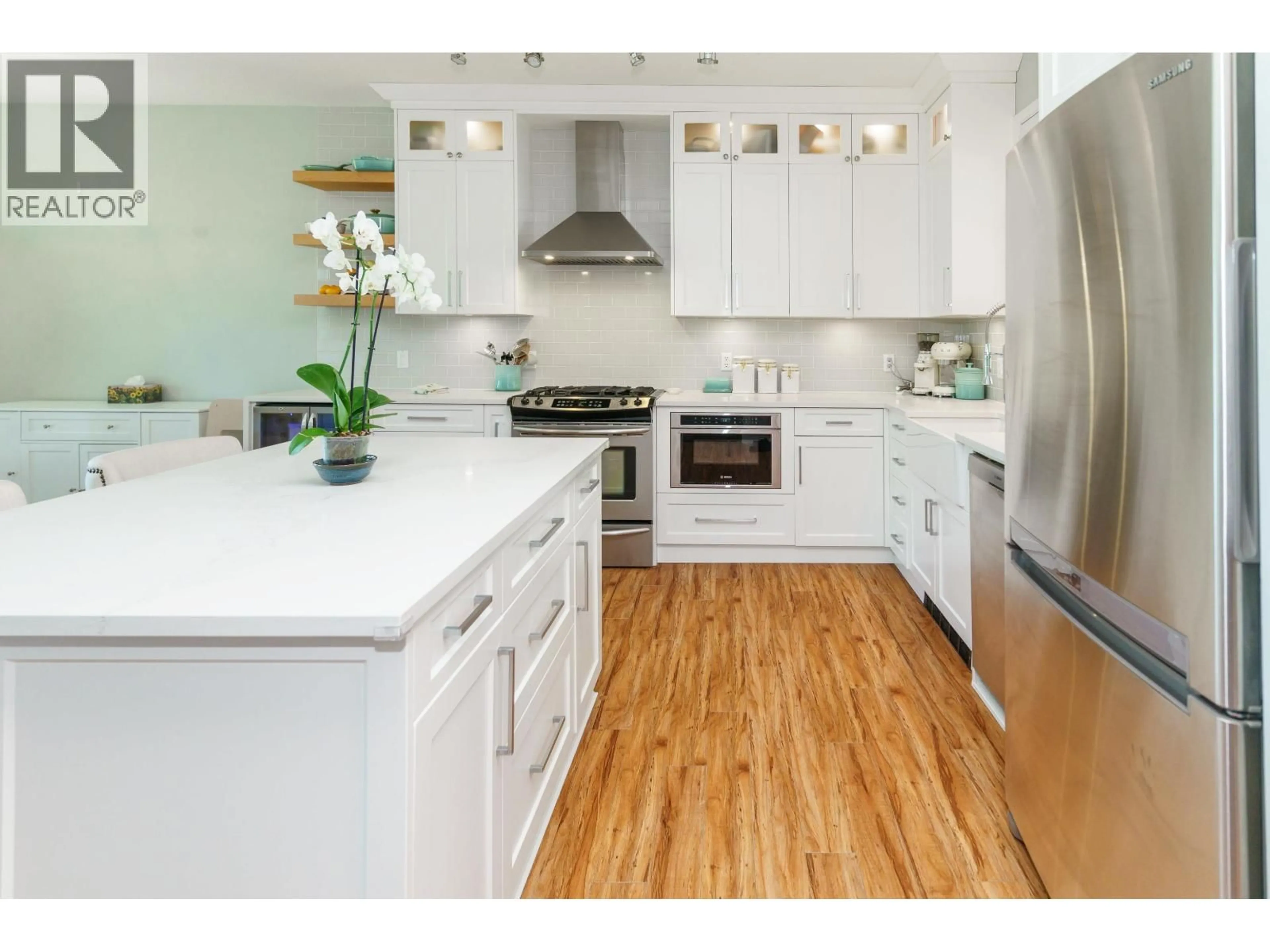 Contemporary kitchen, wood/laminate floor for 7 - 3138 DAYANEE SPRINGS BOULEVARD, Coquitlam British Columbia V3E0B6