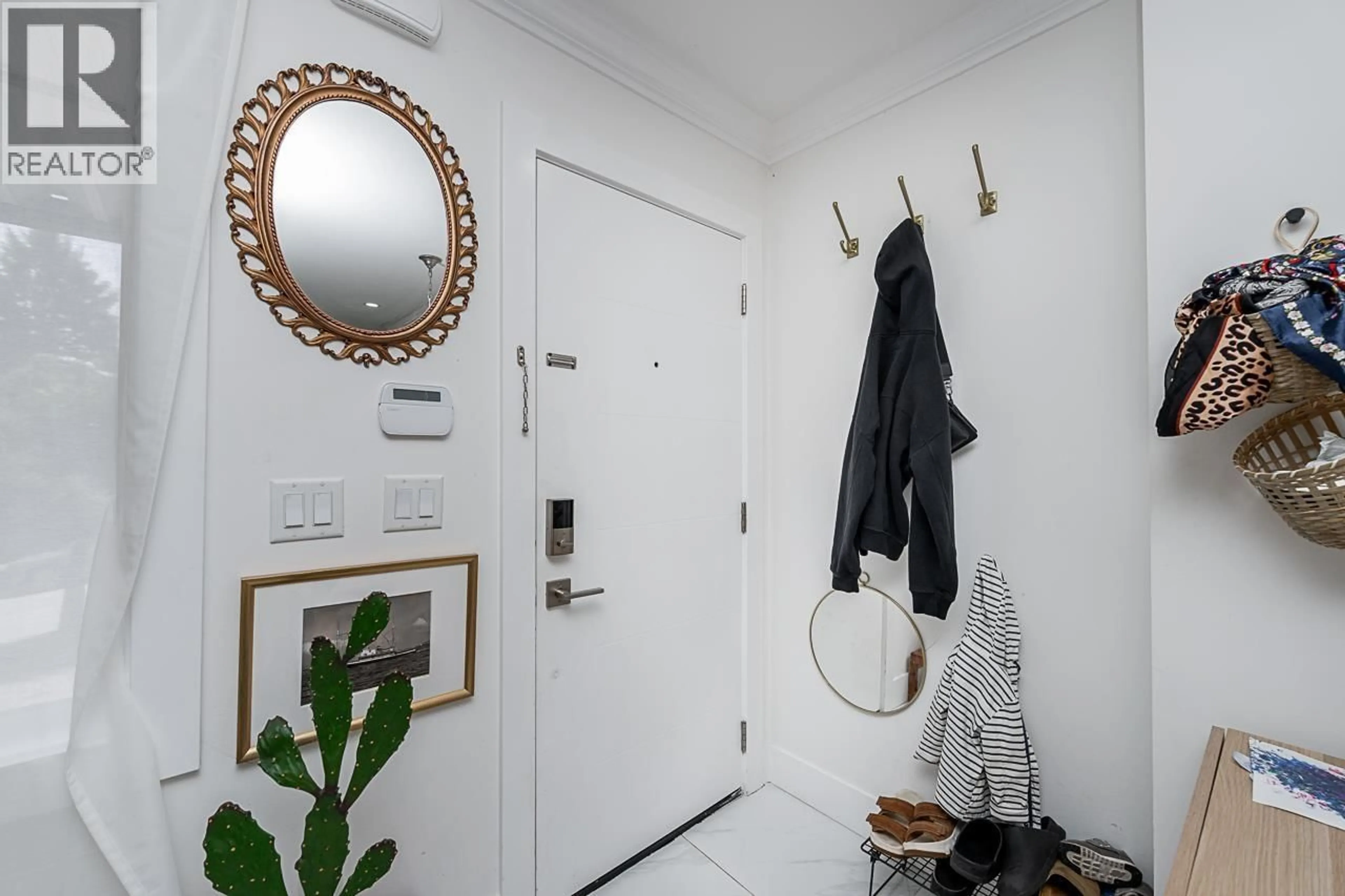 Indoor entryway for 2843 5TH AVENUE, Vancouver British Columbia V5M1N4