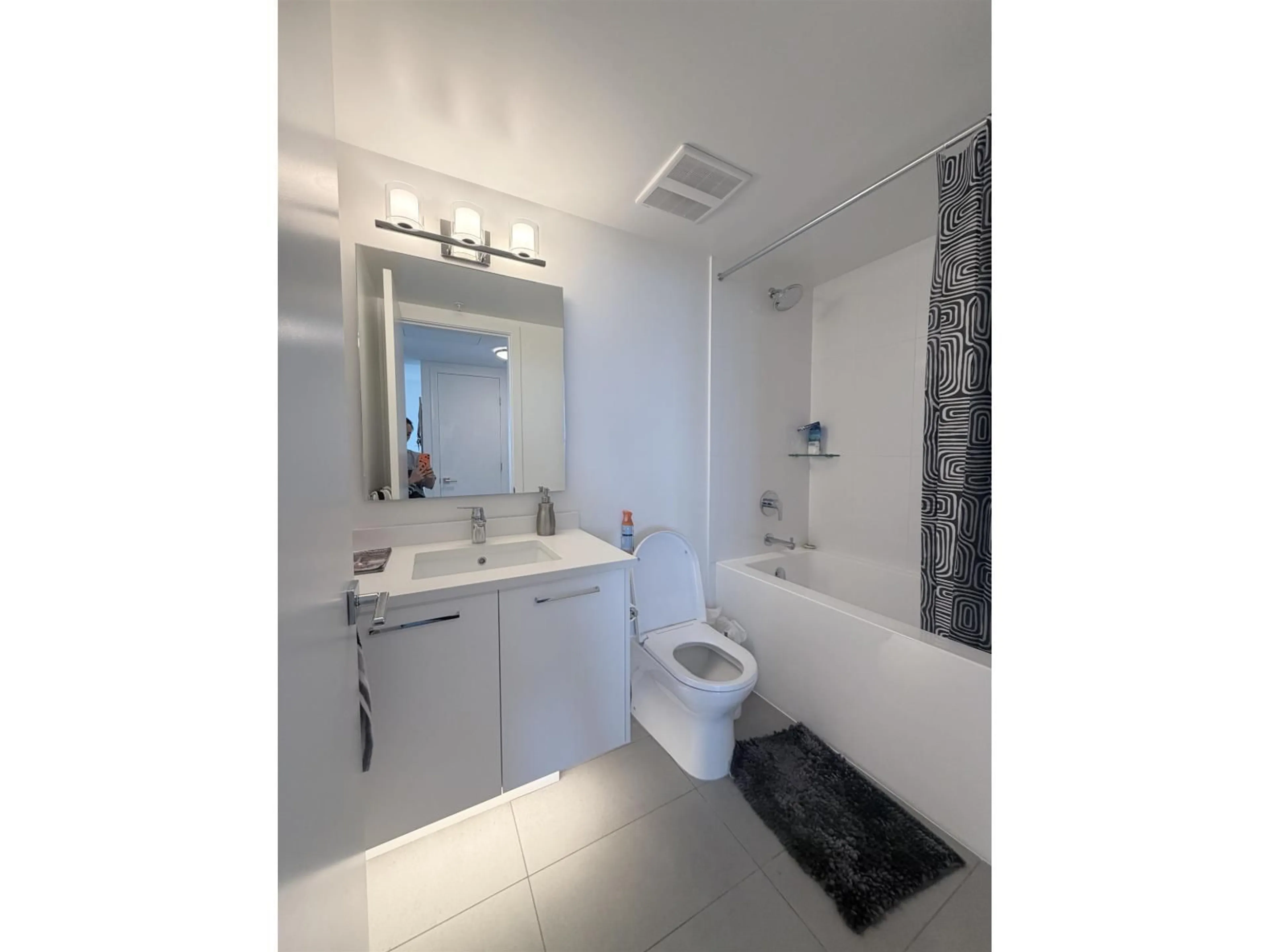 Standard bathroom, ceramic/tile floor for 1205 - 1588 JOHNSTON ROAD, White Rock British Columbia V4B0C5
