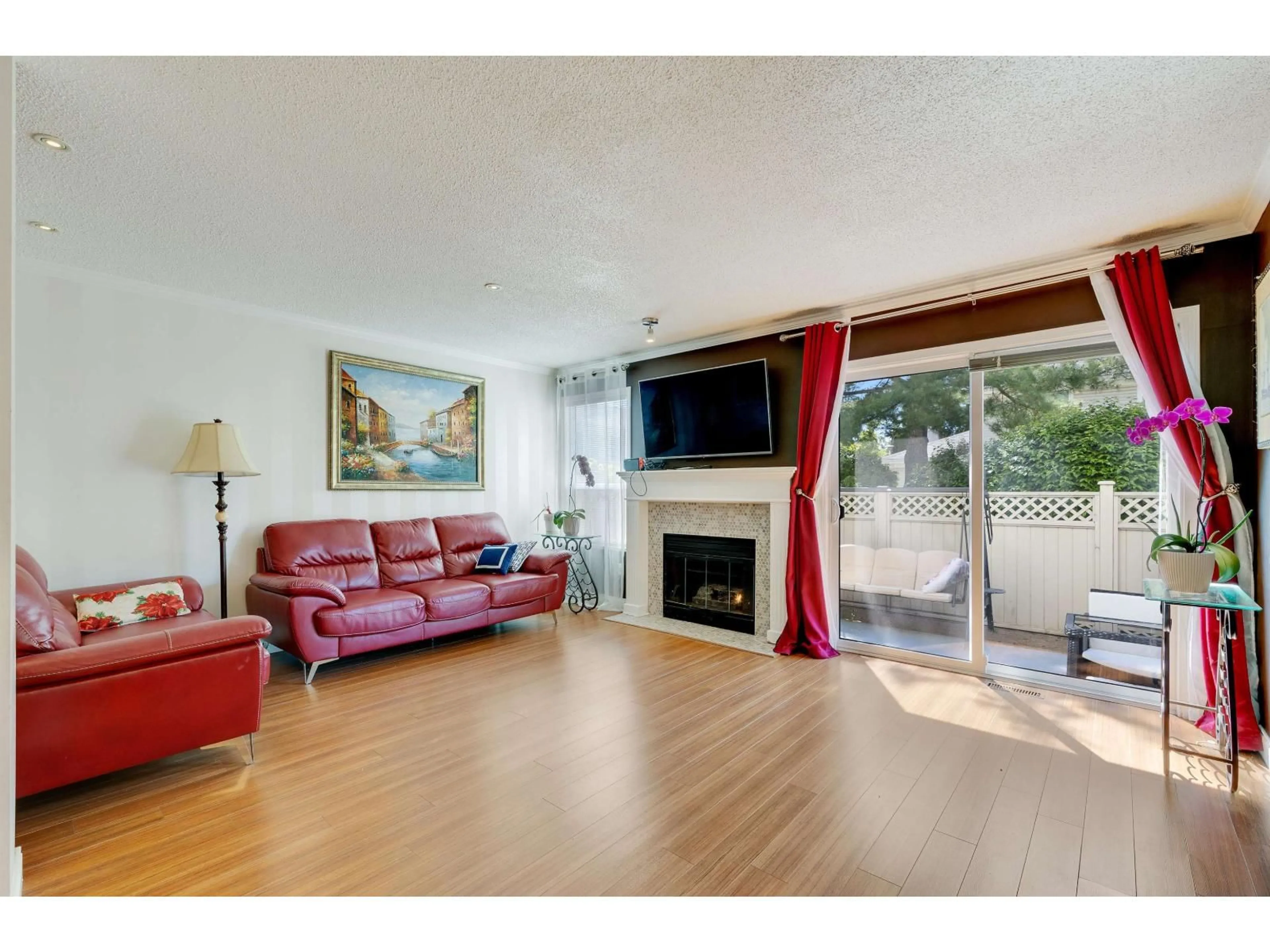 Living room with furniture, wood/laminate floor for 6433 121A STREET, Surrey British Columbia V3W0Y4