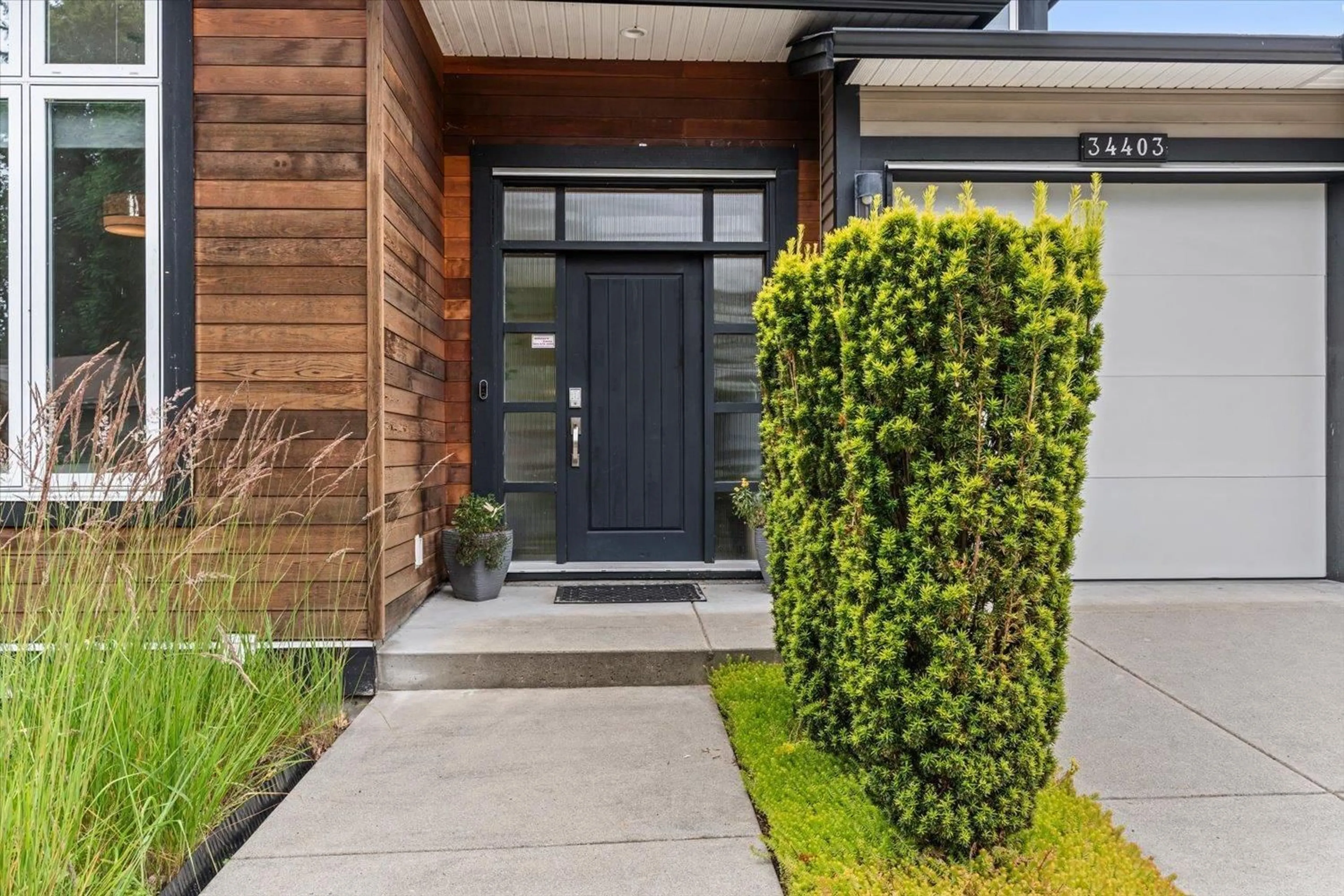 Indoor entryway for 34403 DONLYN AVENUE, Abbotsford British Columbia V2S0G7