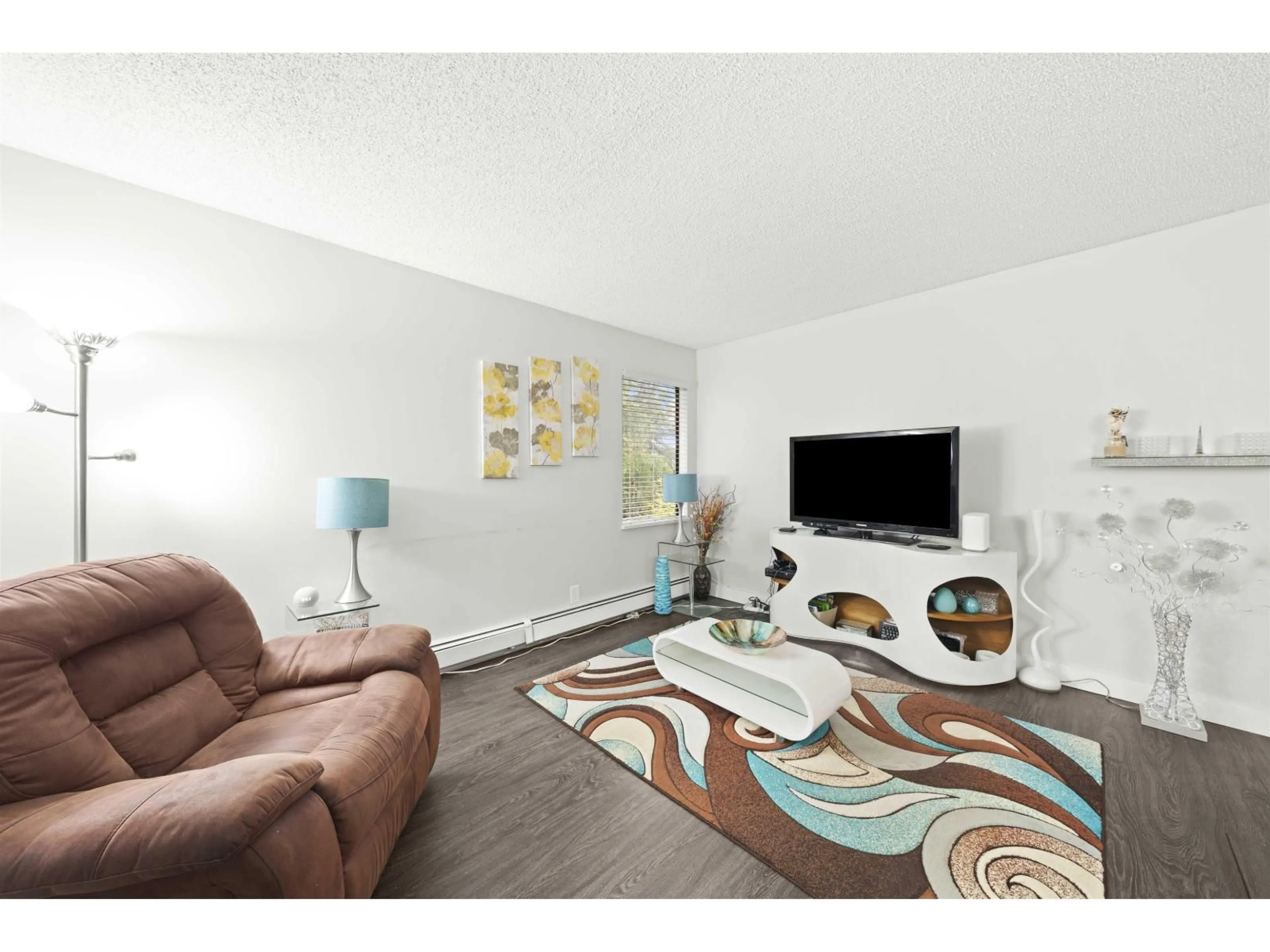 Living room with furniture, wood/laminate floor for 219 - 1760 SOUTHMERE CRESCENT, Surrey British Columbia V4A6E5