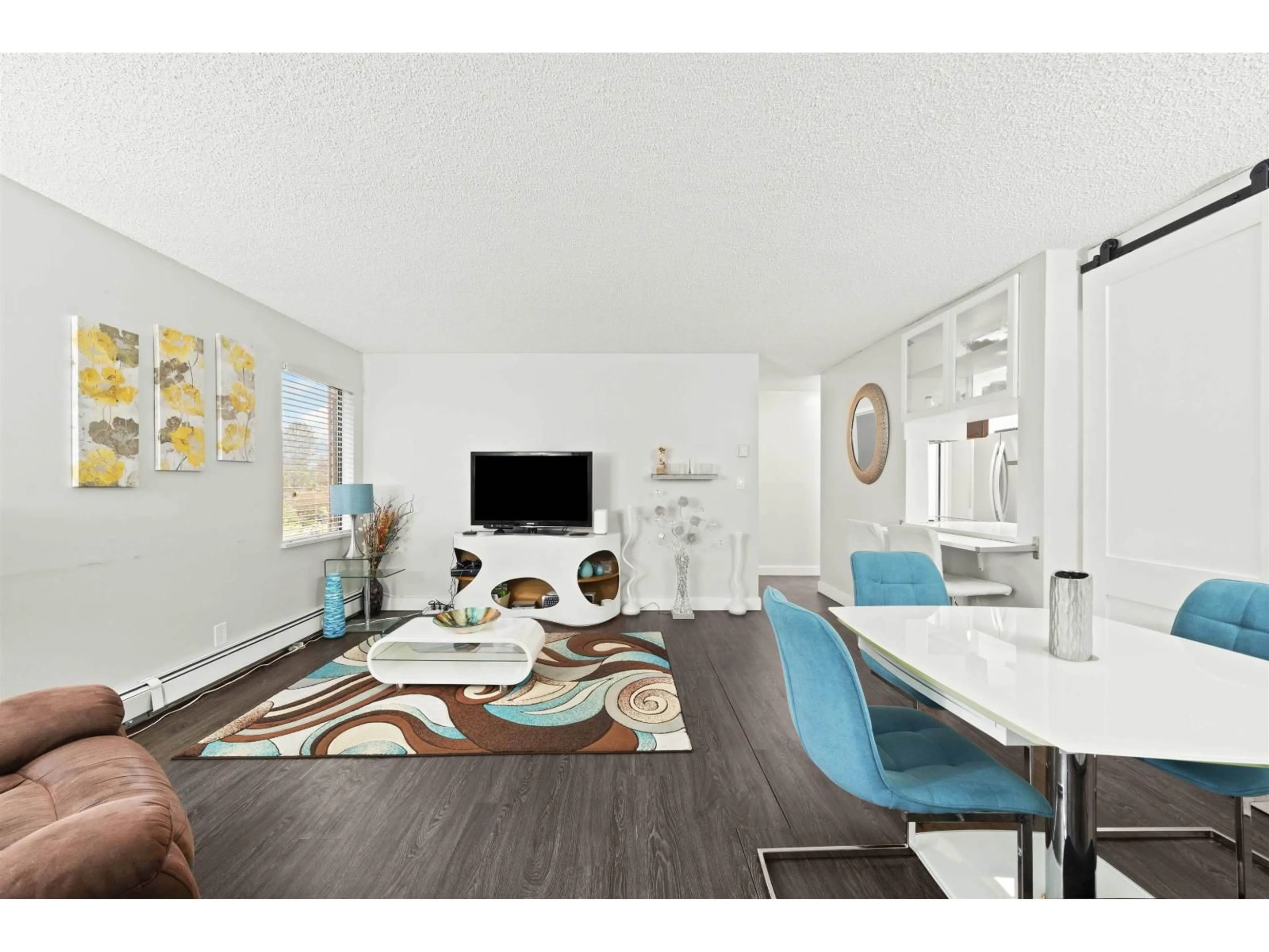 Living room with furniture, wood/laminate floor for 219 - 1760 SOUTHMERE CRESCENT, Surrey British Columbia V4A6E5