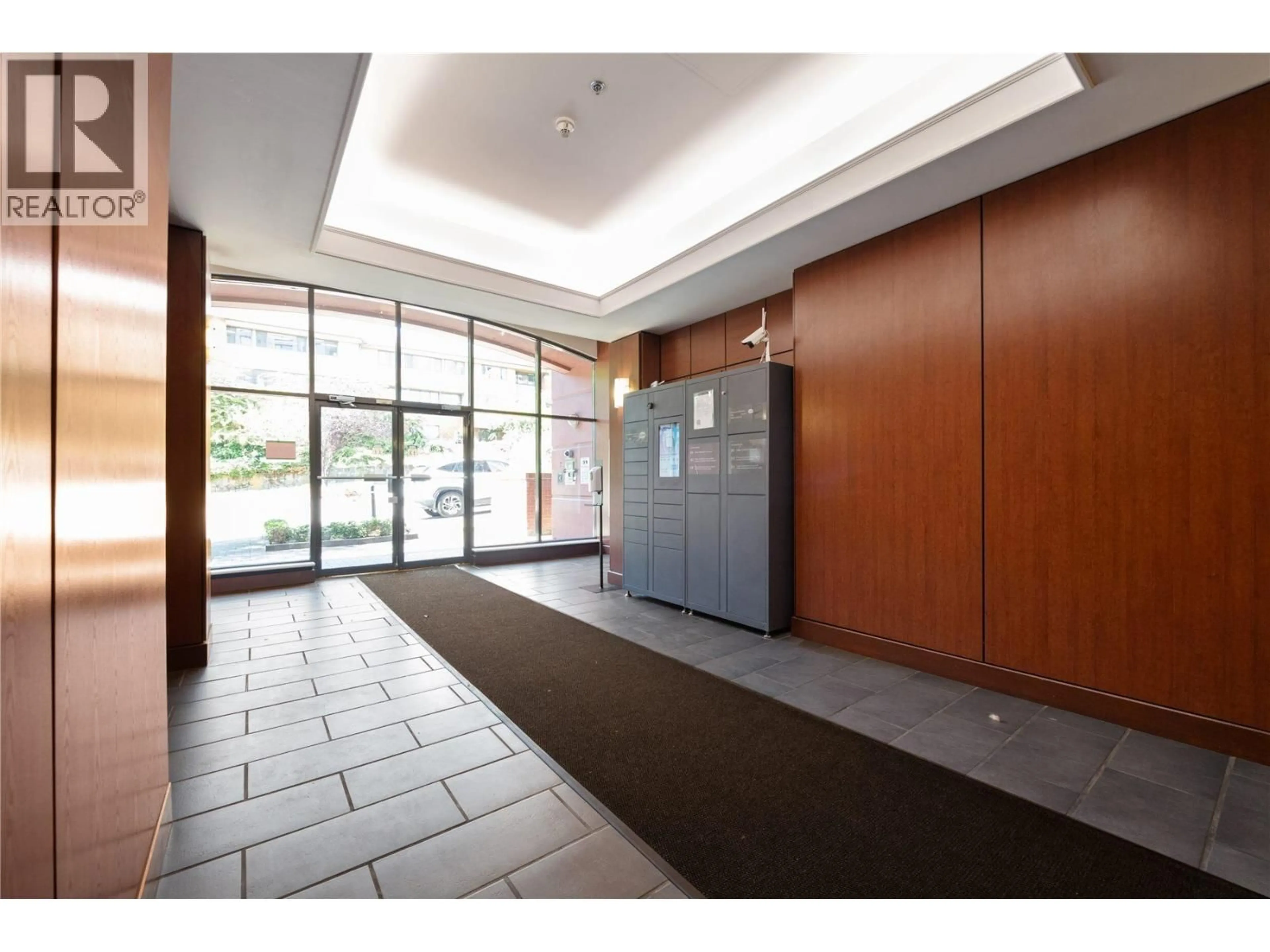 Indoor foyer for 806 - 814 ROYAL AVENUE, New Westminster British Columbia V3M1J9