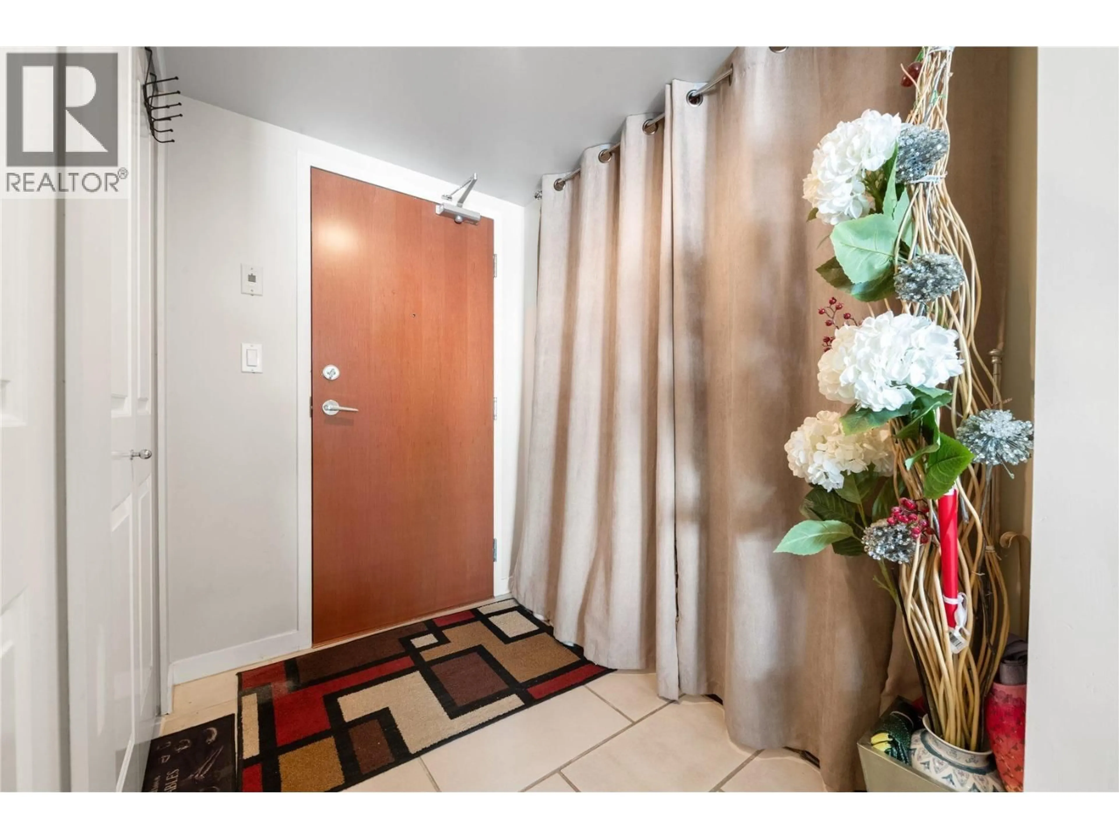 Indoor entryway for 806 - 814 ROYAL AVENUE, New Westminster British Columbia V3M1J9