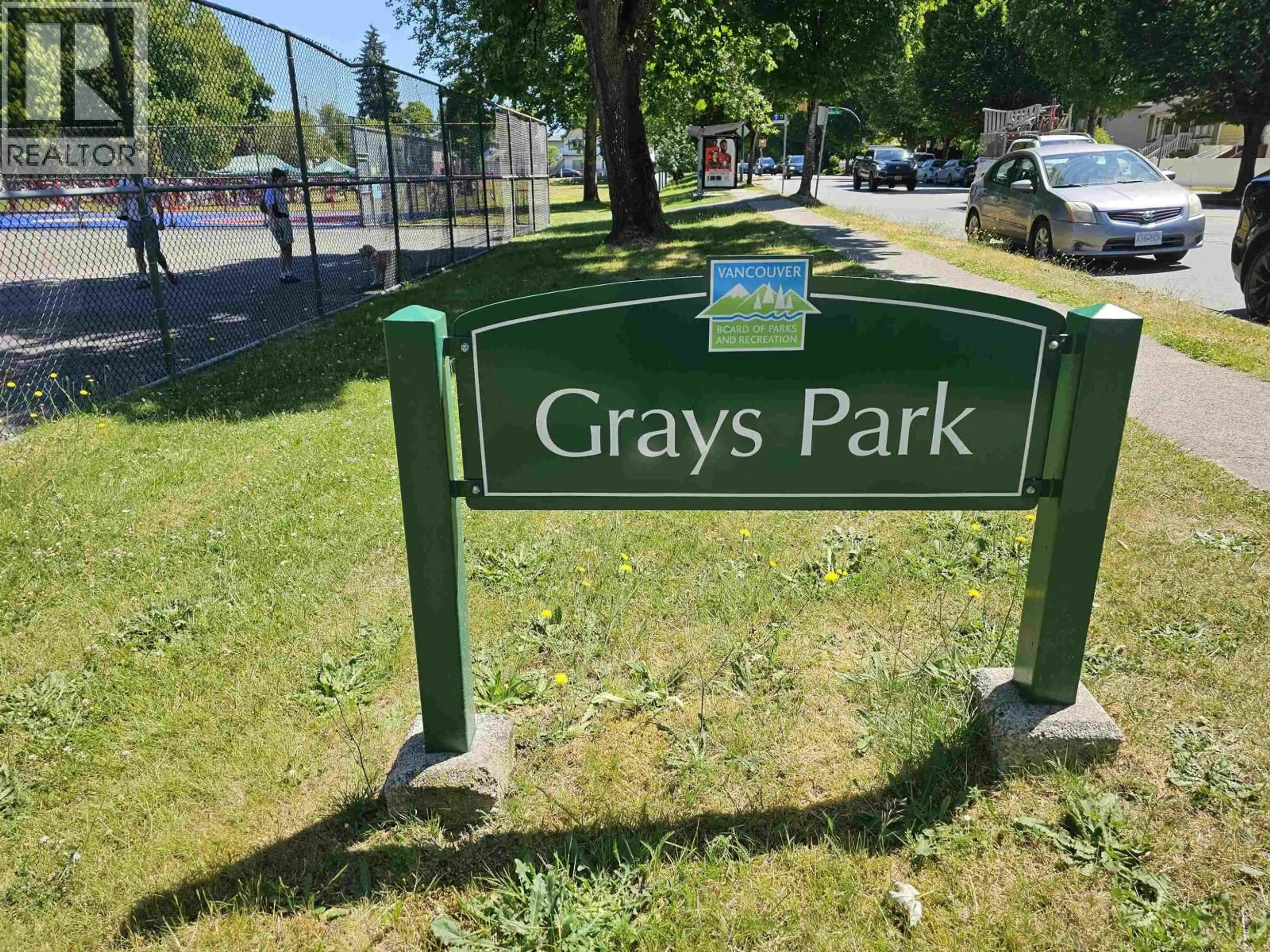 A pic from outside/outdoor area/front of a property/back of a property/a pic from drone, street for 856 33RD AVENUE, Vancouver British Columbia V5V3A5