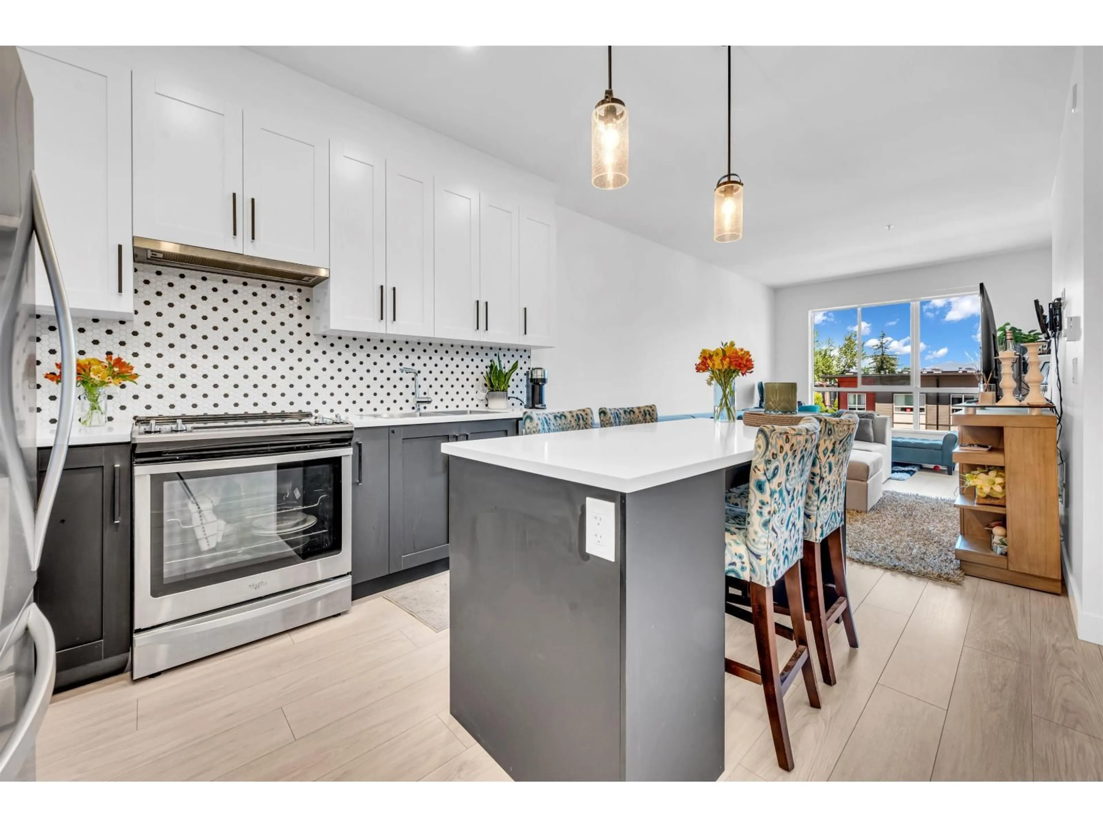 Open concept kitchen, ceramic/tile floor for 319 - 18811 72 AVENUE, Surrey British Columbia V4N6W7