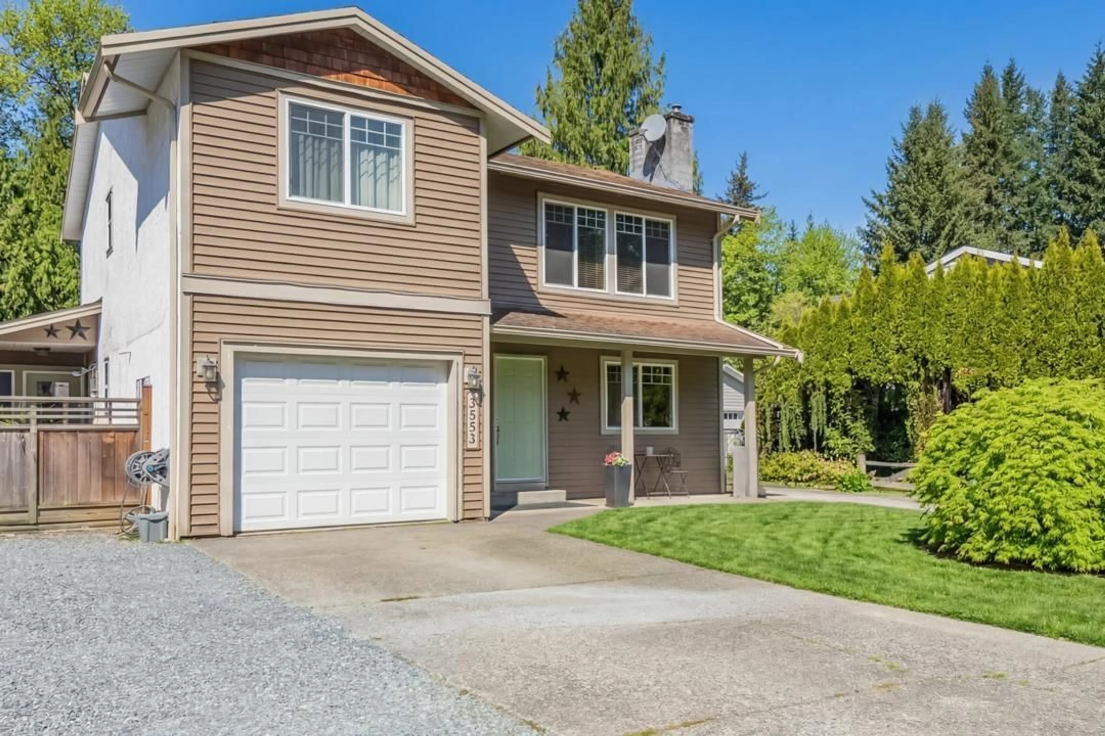 Home with vinyl exterior material, street for 3553 MONASHEE STREET, Abbotsford British Columbia V2S7H4