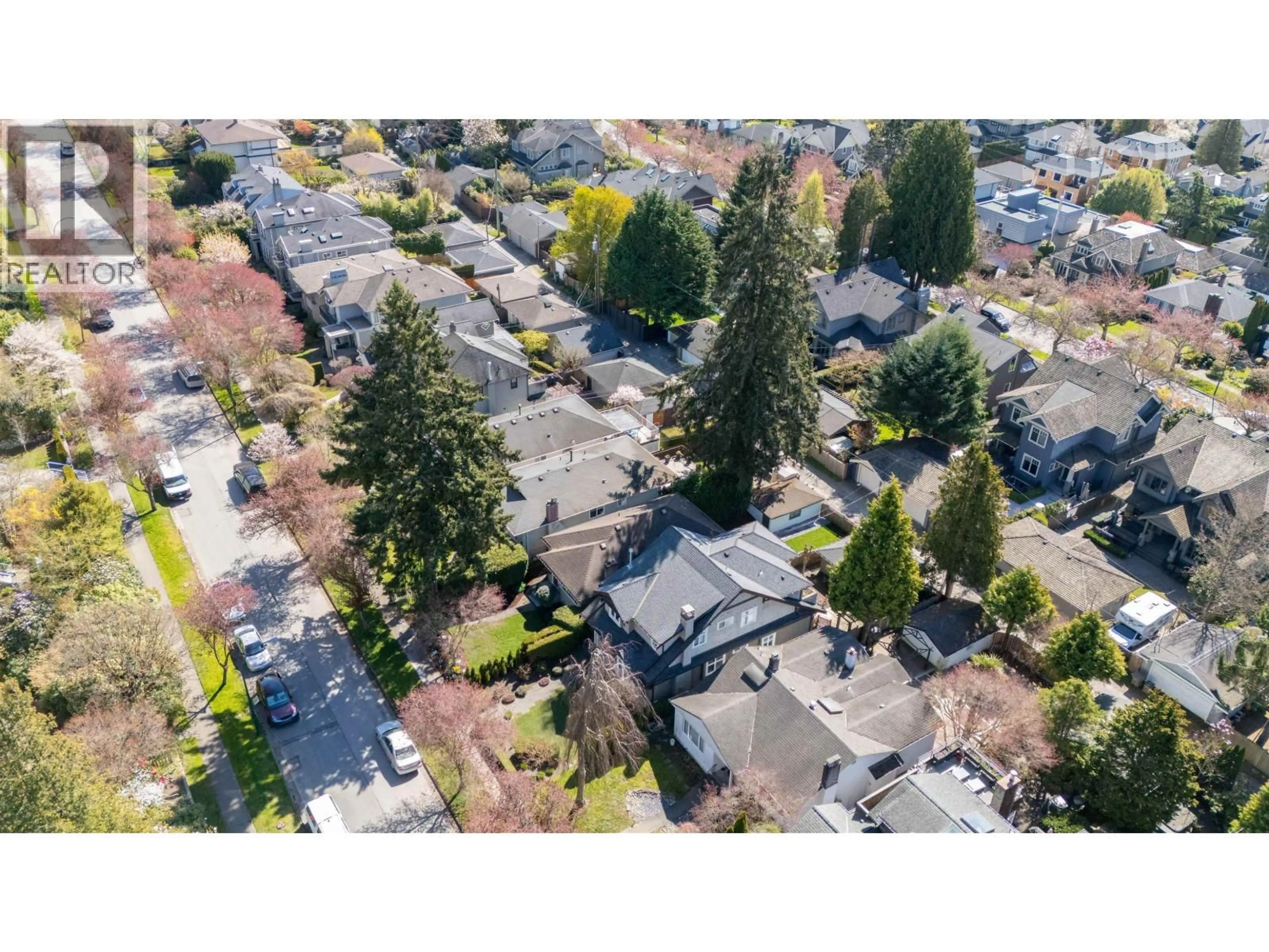 A pic from outside/outdoor area/front of a property/back of a property/a pic from drone, street for 4080 35TH AVENUE, Vancouver British Columbia V6N2P3