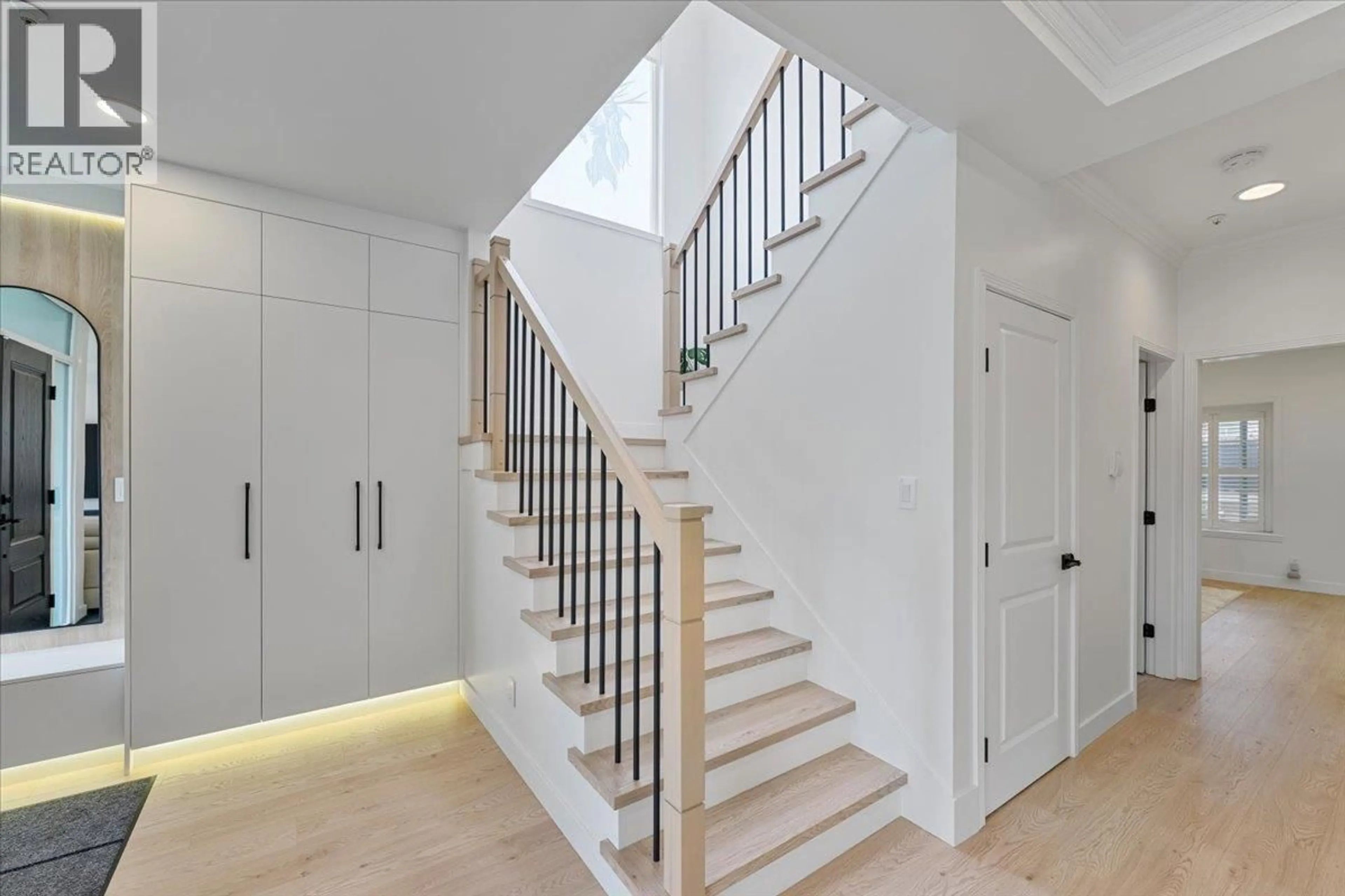 Stairs for 817 60TH AVENUE, Vancouver British Columbia V6P2A2