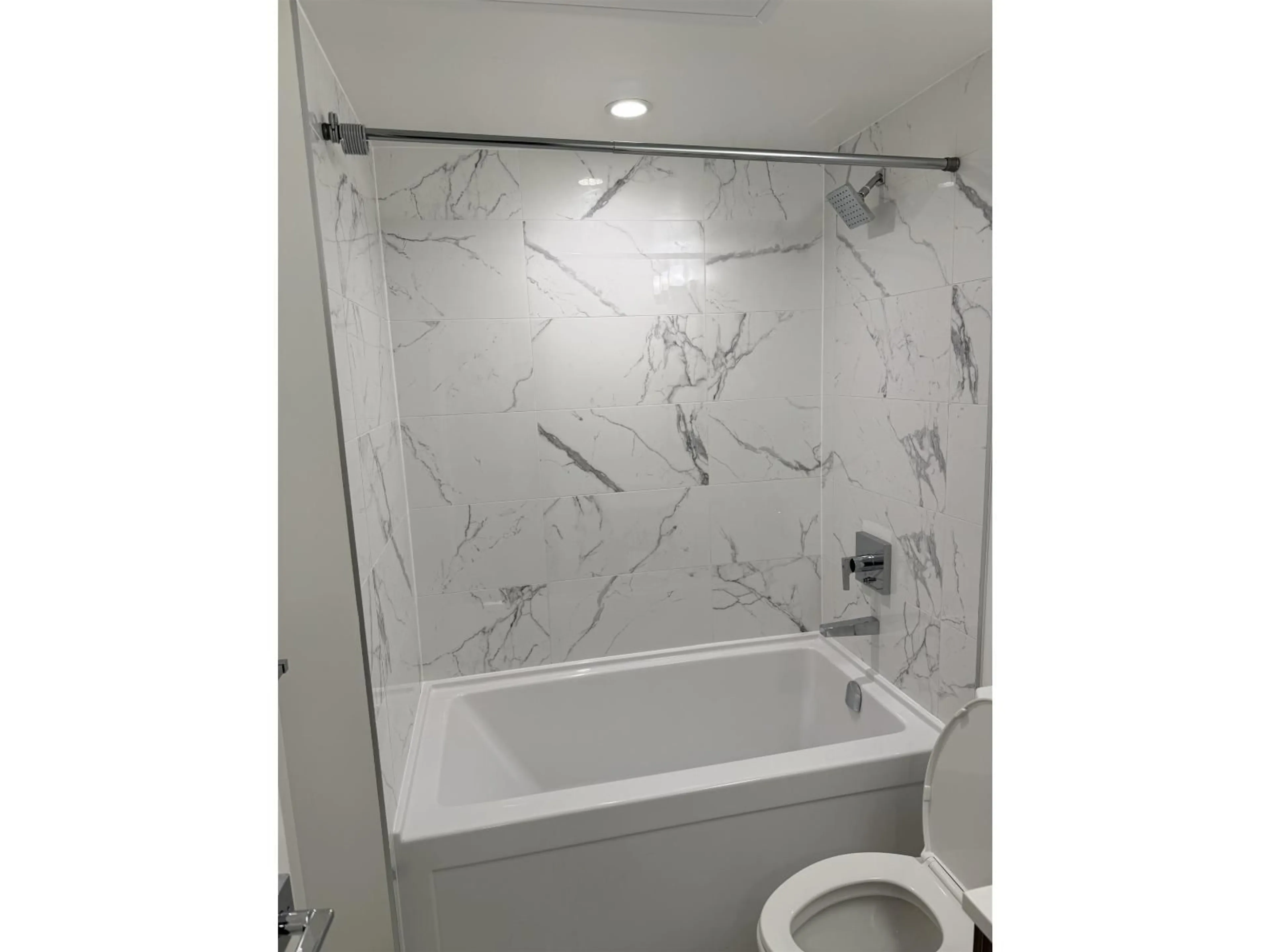 Contemporary bathroom, ceramic/tile floor for 306 - 13350 CENTRAL AVENUE, Surrey British Columbia V3T0S1