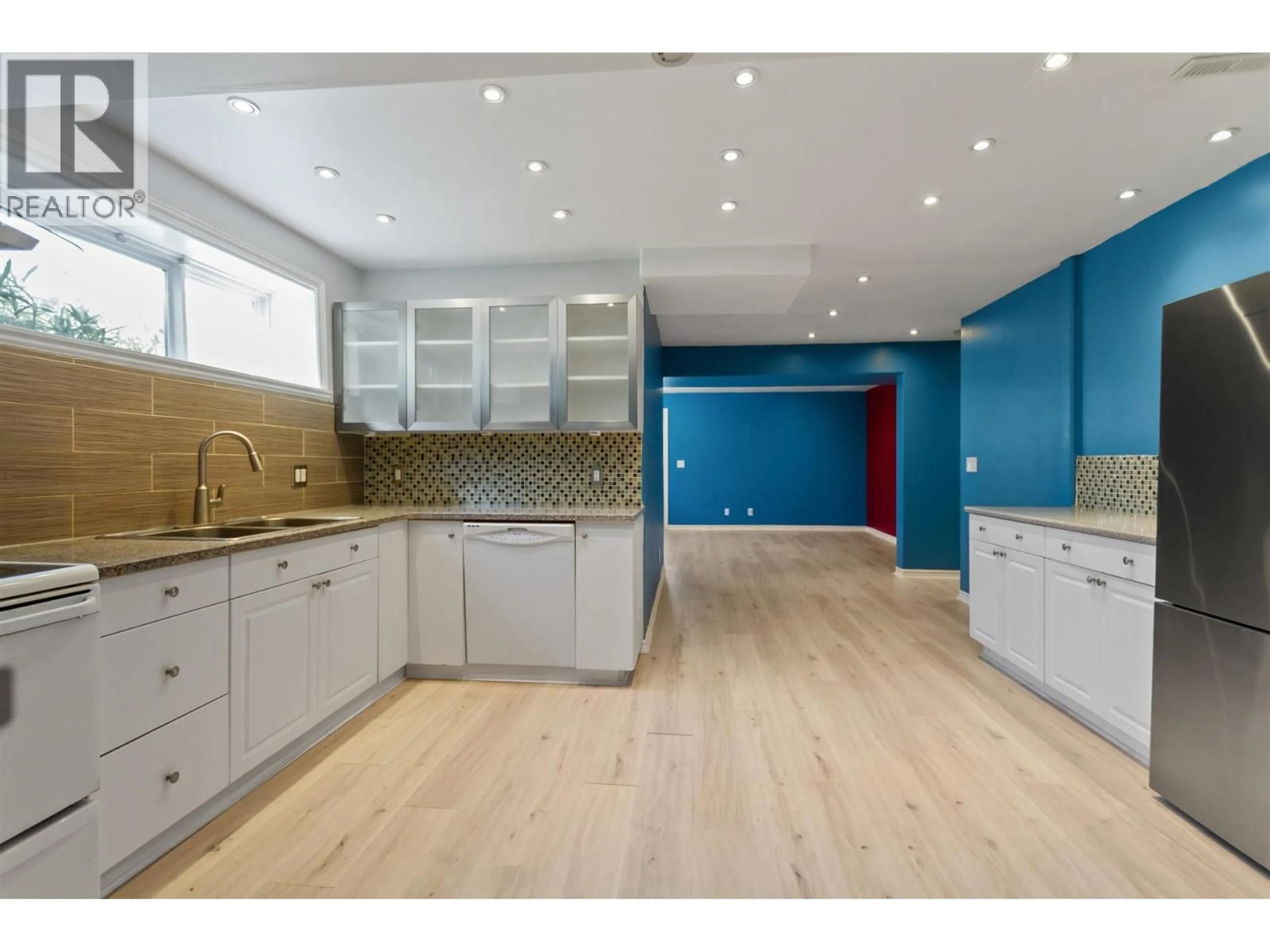 Open concept kitchen, wood/laminate floor for 186 BRAEMAR ROAD, Vancouver British Columbia V7N1P9