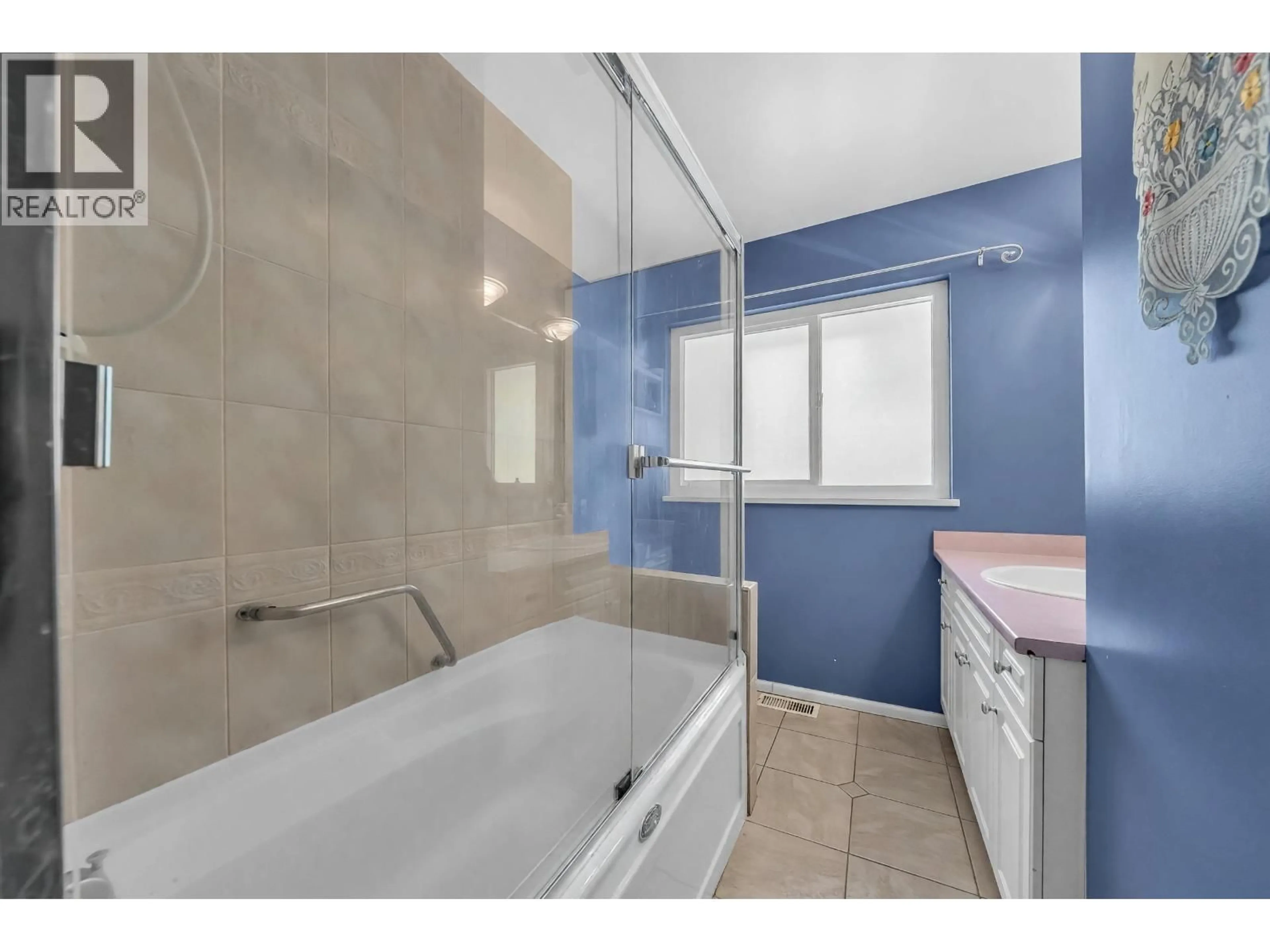 Standard bathroom, ceramic/tile floor for 468 SAVILLE CRESCENT, North Vancouver British Columbia V7N3B1