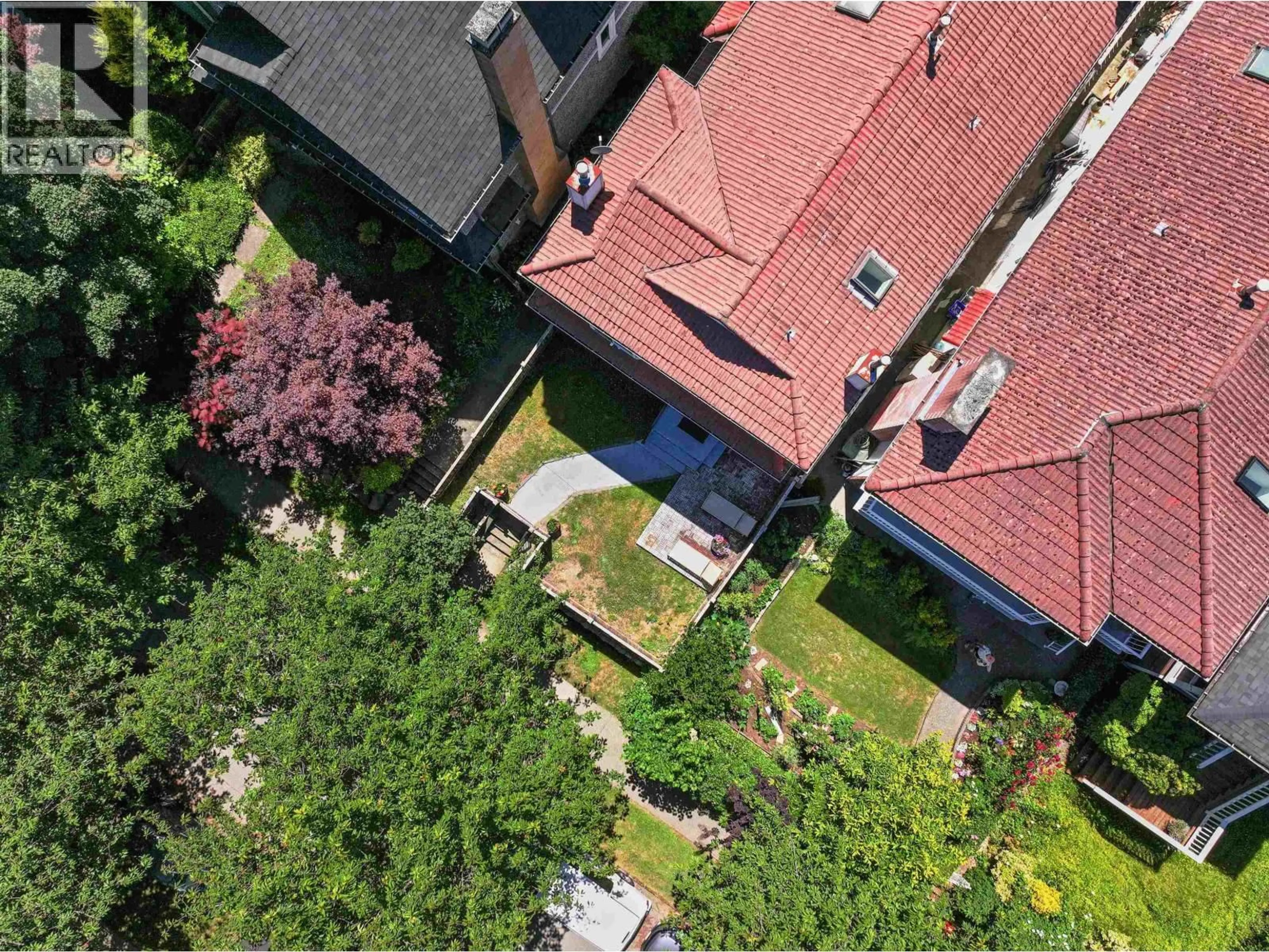 A pic from outside/outdoor area/front of a property/back of a property/a pic from drone, street for 1050 10TH AVENUE, Vancouver British Columbia V5T2B5
