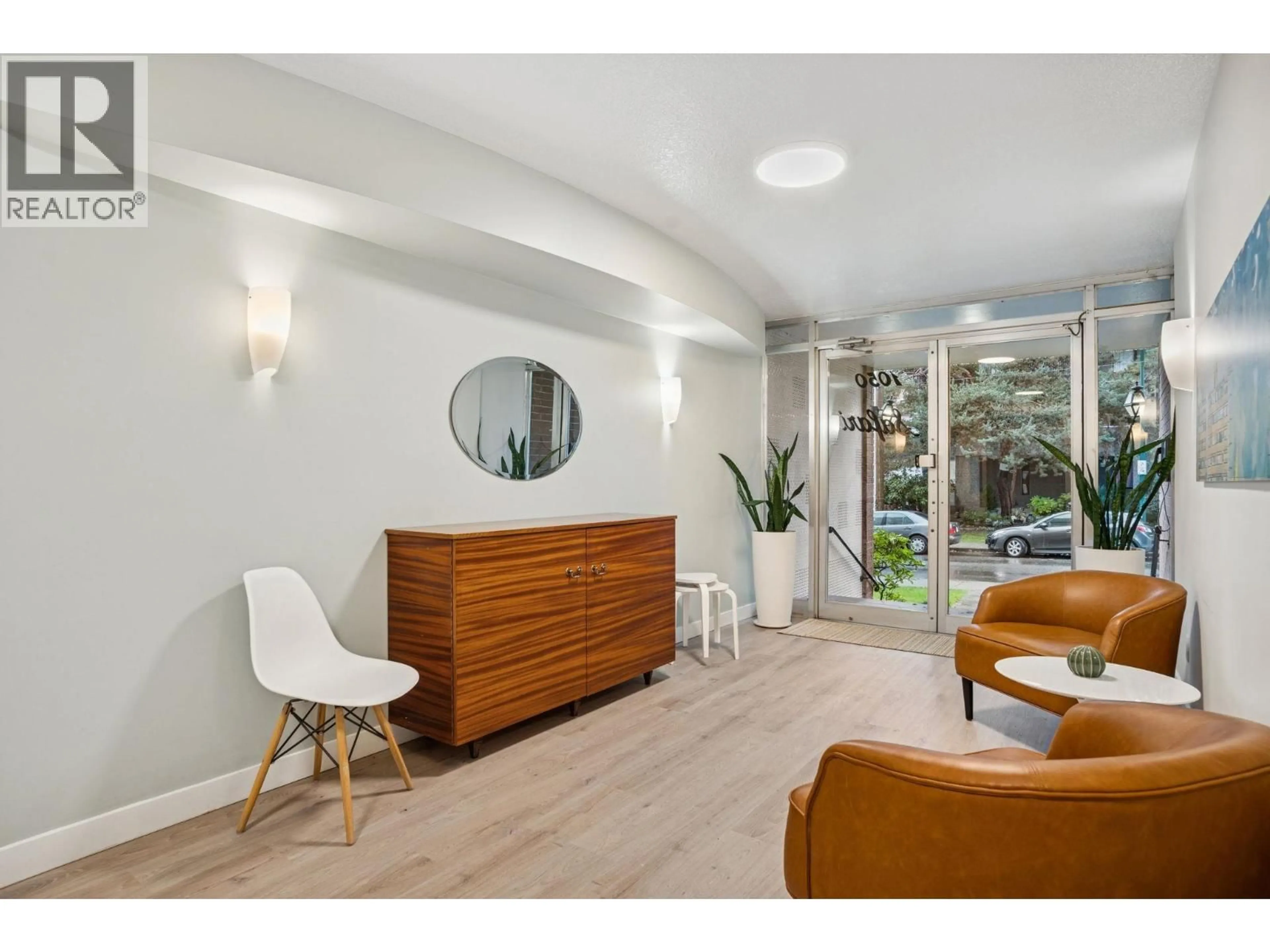 Living room with furniture, wood/laminate floor for 204 - 1050 CHILCO STREET, Vancouver British Columbia V6G2R8