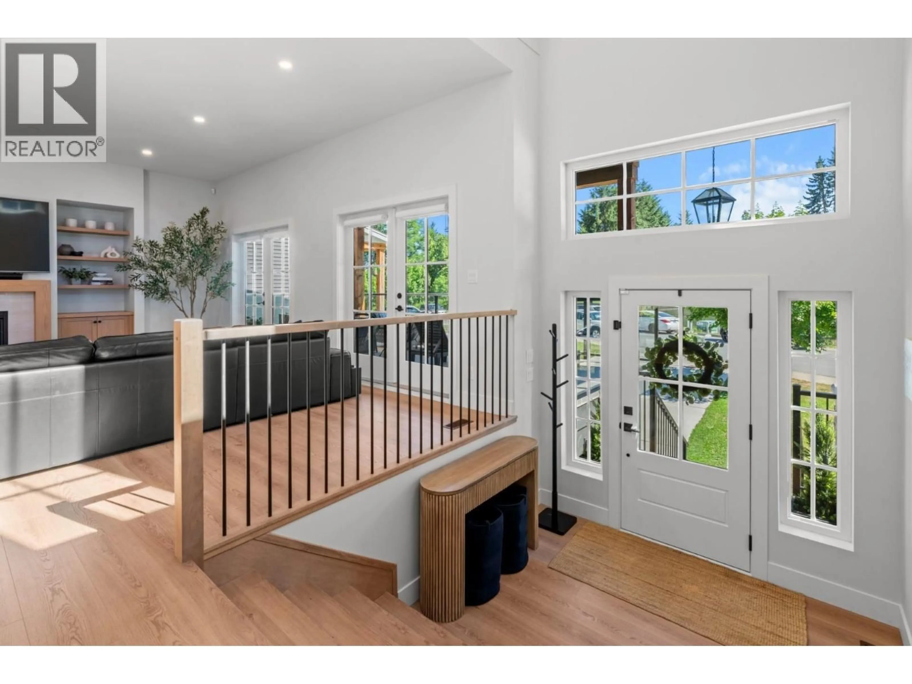 Indoor entryway for 20859 GOLF LANE, Maple Ridge British Columbia V2X1M1