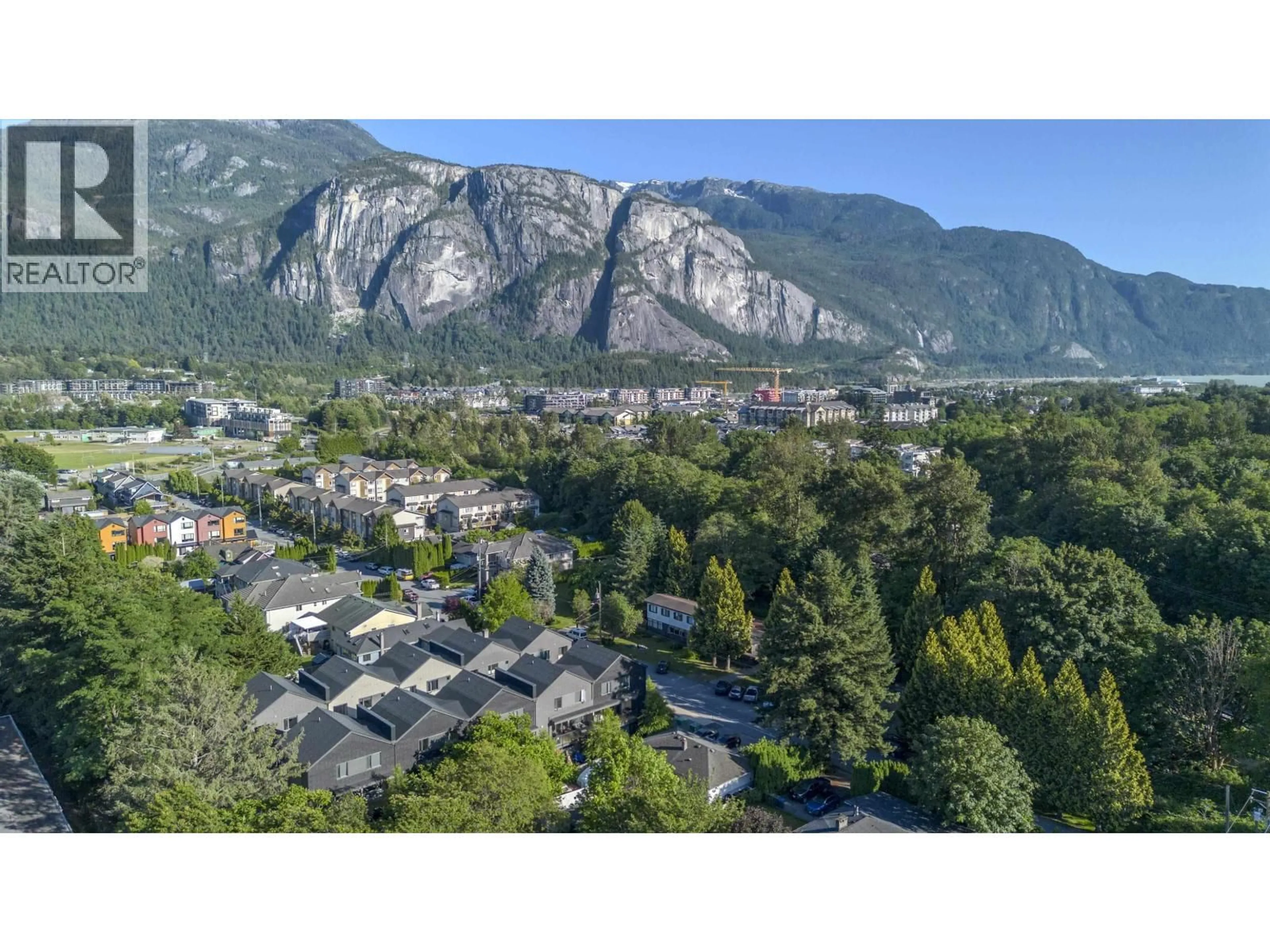 A pic from outside/outdoor area/front of a property/back of a property/a pic from drone, mountain view for 4 - 1089 WILSON CRESCENT, Squamish British Columbia V8B0M4