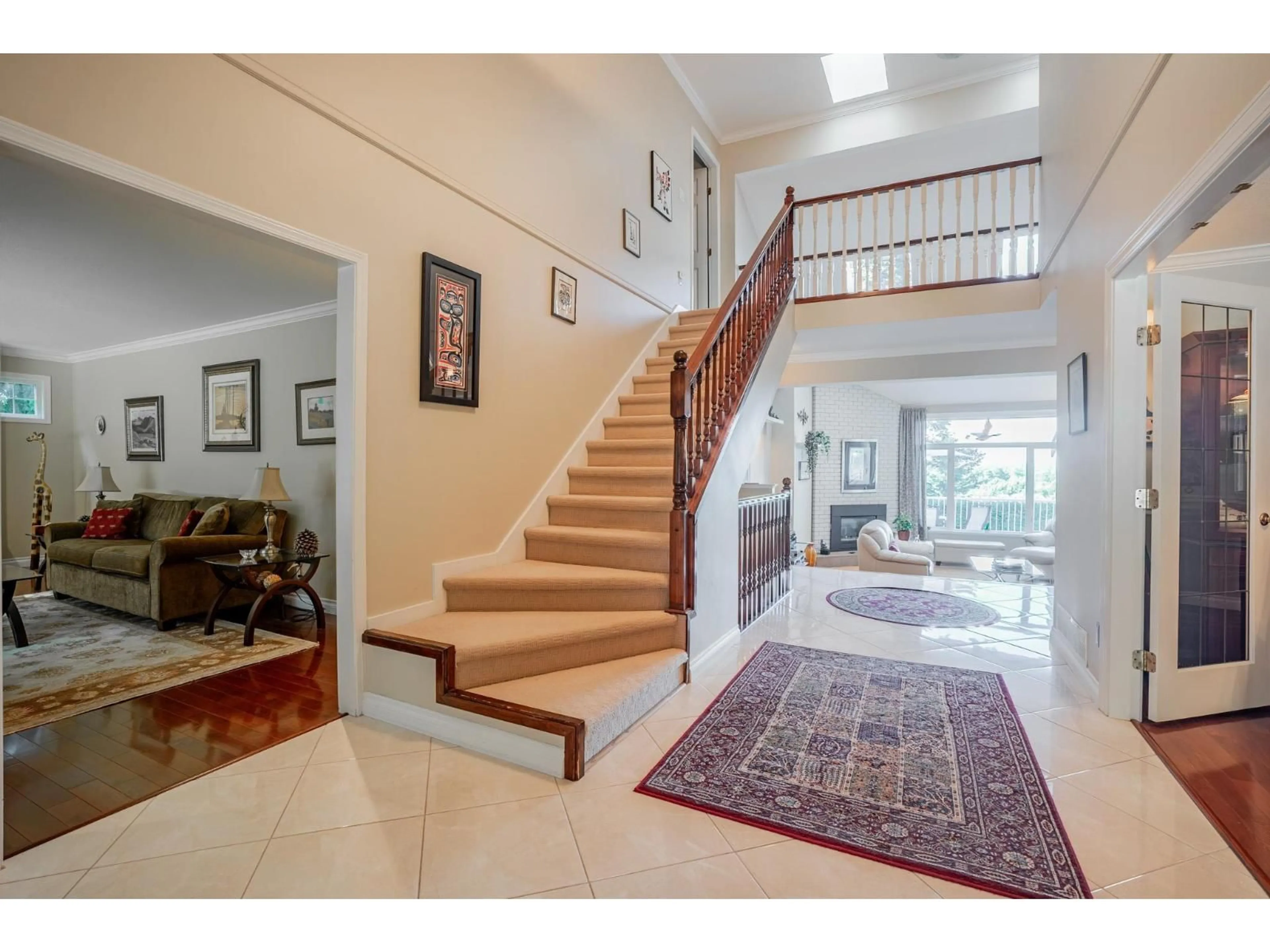 Indoor foyer for 16233 30B AVENUE, Surrey British Columbia V4P2X7