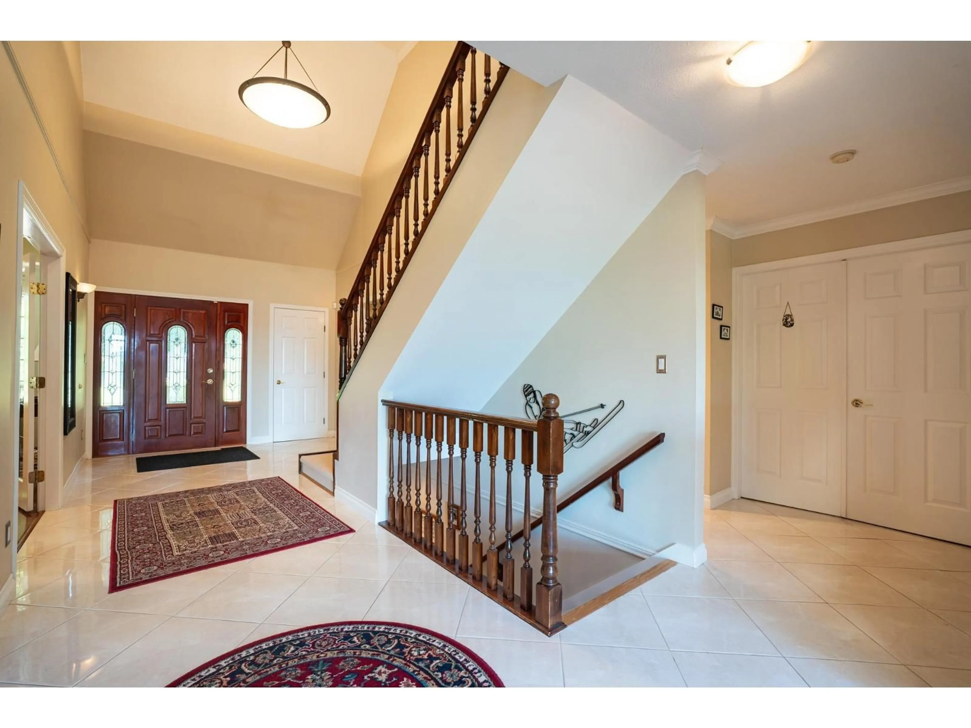 Indoor foyer for 16233 30B AVENUE, Surrey British Columbia V4P2X7