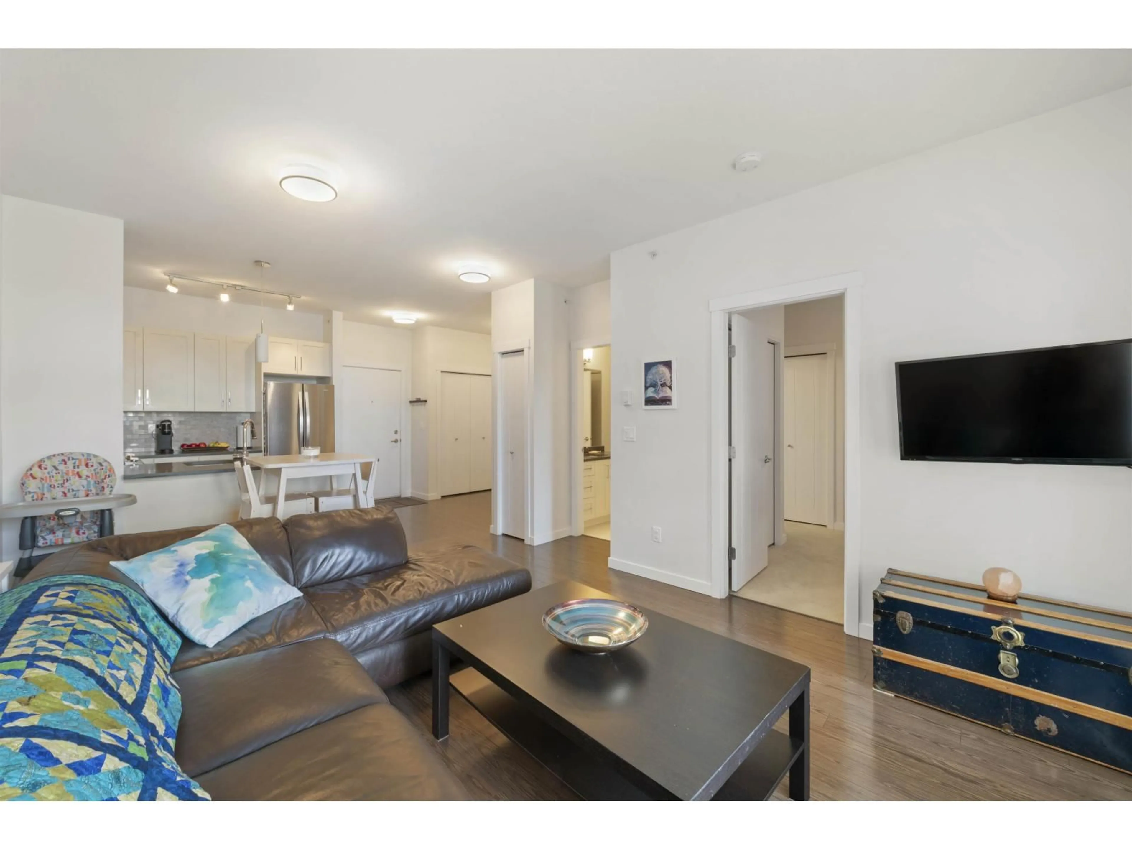 Living room with furniture, wood/laminate floor for 510 - 2855 156 STREET, Surrey British Columbia V3Z3Y3