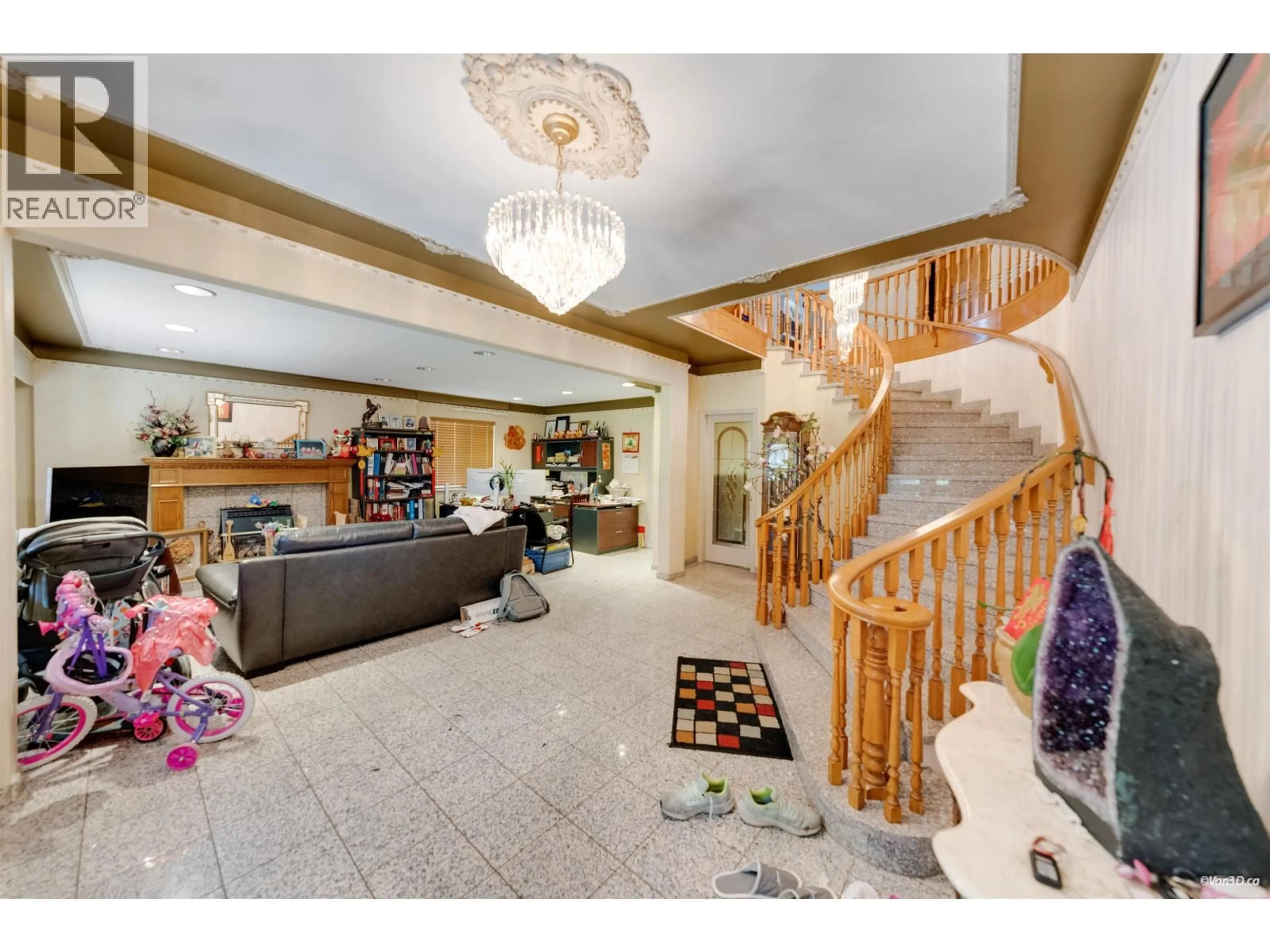 Indoor foyer for 2825 3RD AVENUE, Vancouver British Columbia V5M1H5