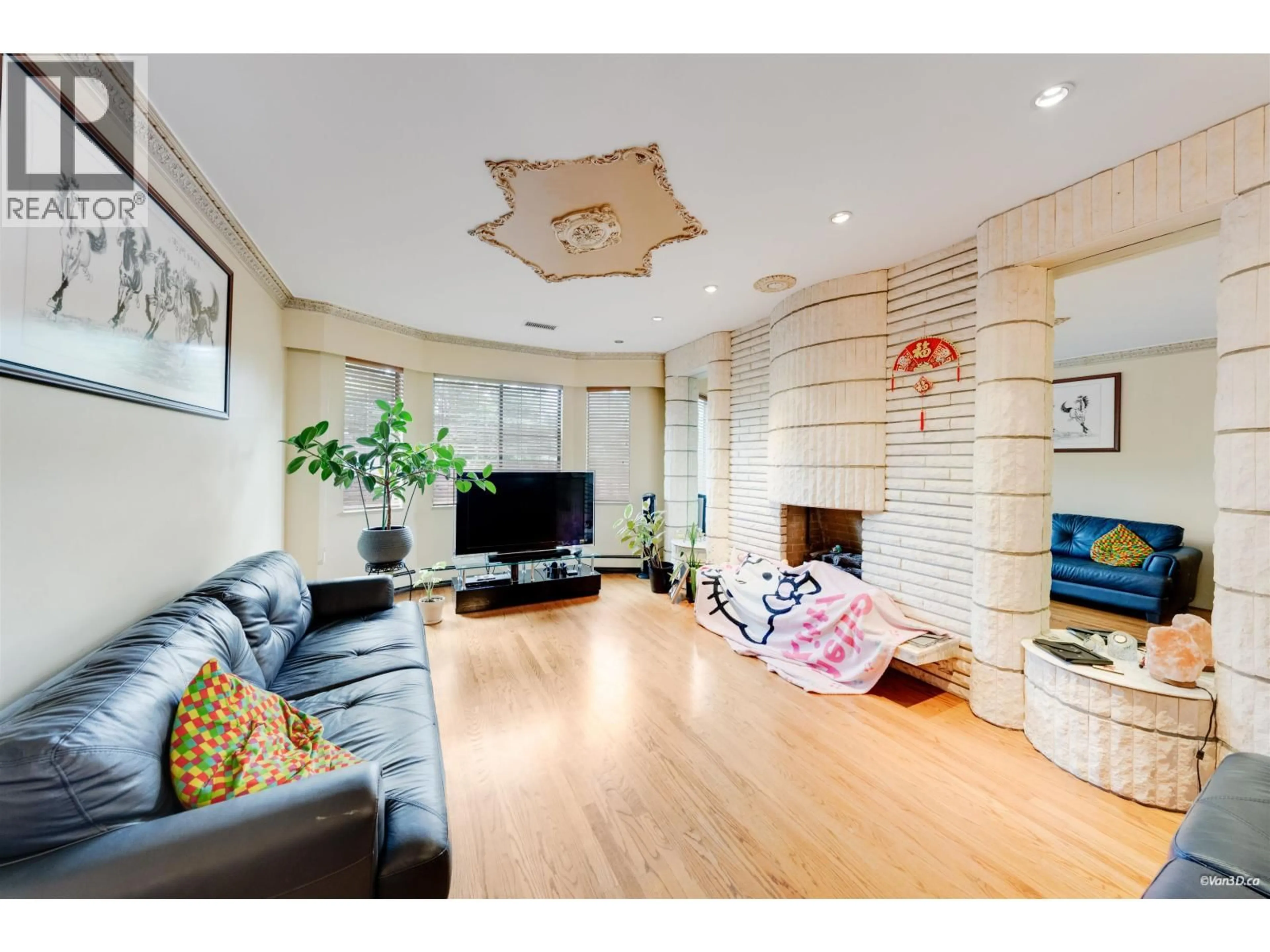 Living room with furniture, wood/laminate floor for 2825 3RD AVENUE, Vancouver British Columbia V5M1H5