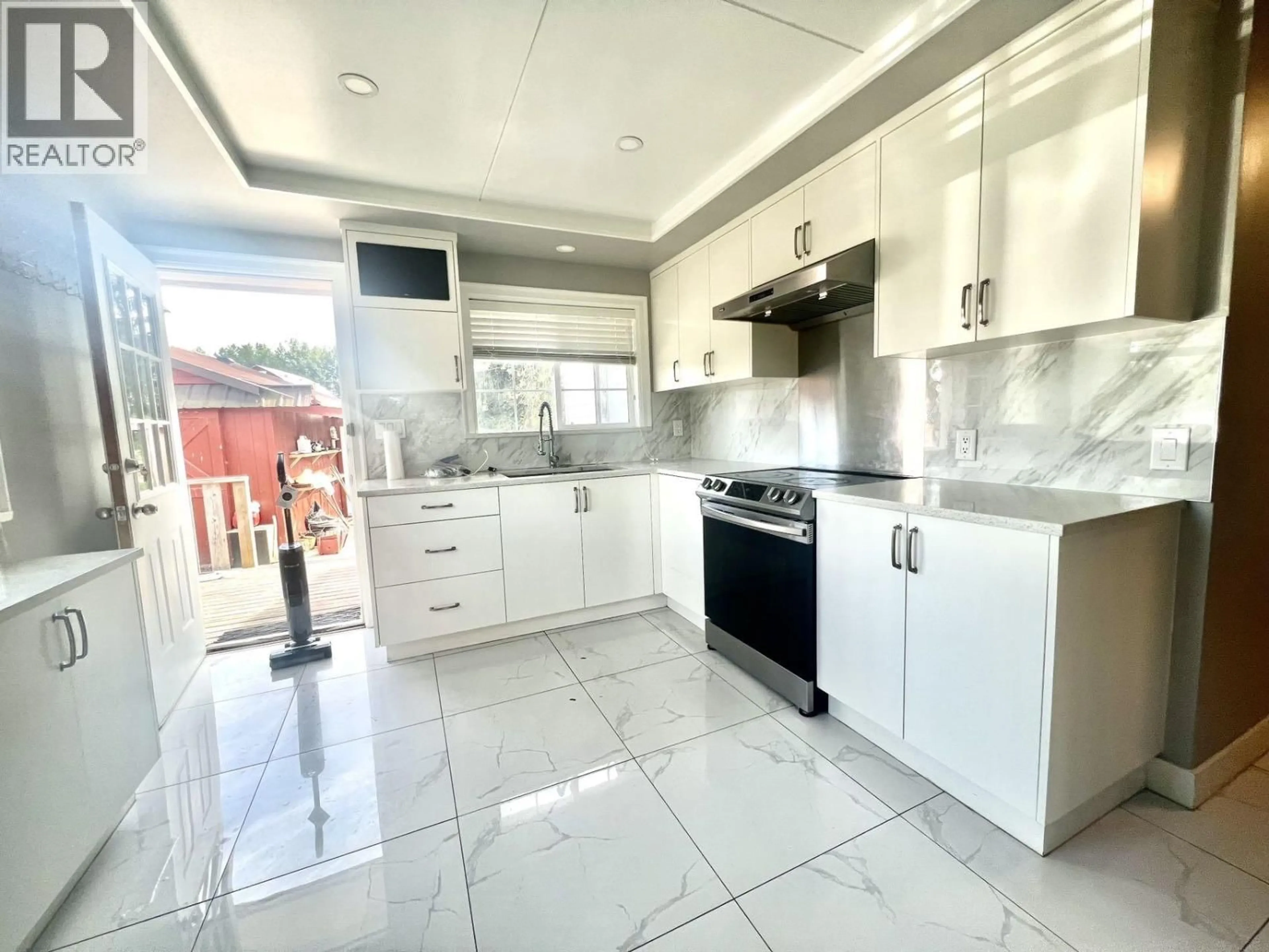 Open concept kitchen, ceramic/tile floor for 17382 FORD ROAD DETOUR, Pitt Meadows British Columbia V3Y0A6