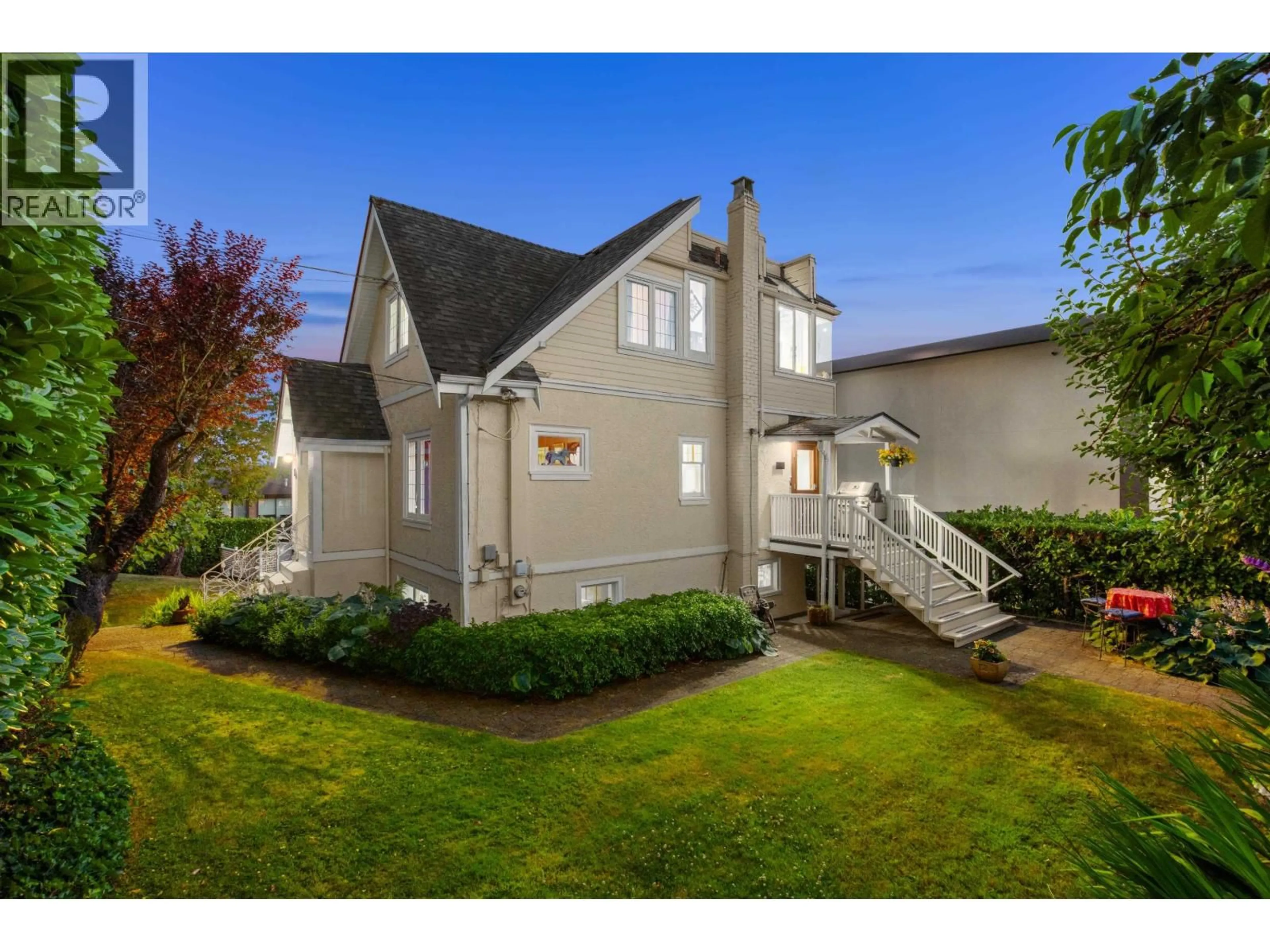 Home with vinyl exterior material, street for 1104 ESQUIMALT AVENUE, West Vancouver British Columbia V7T1K1
