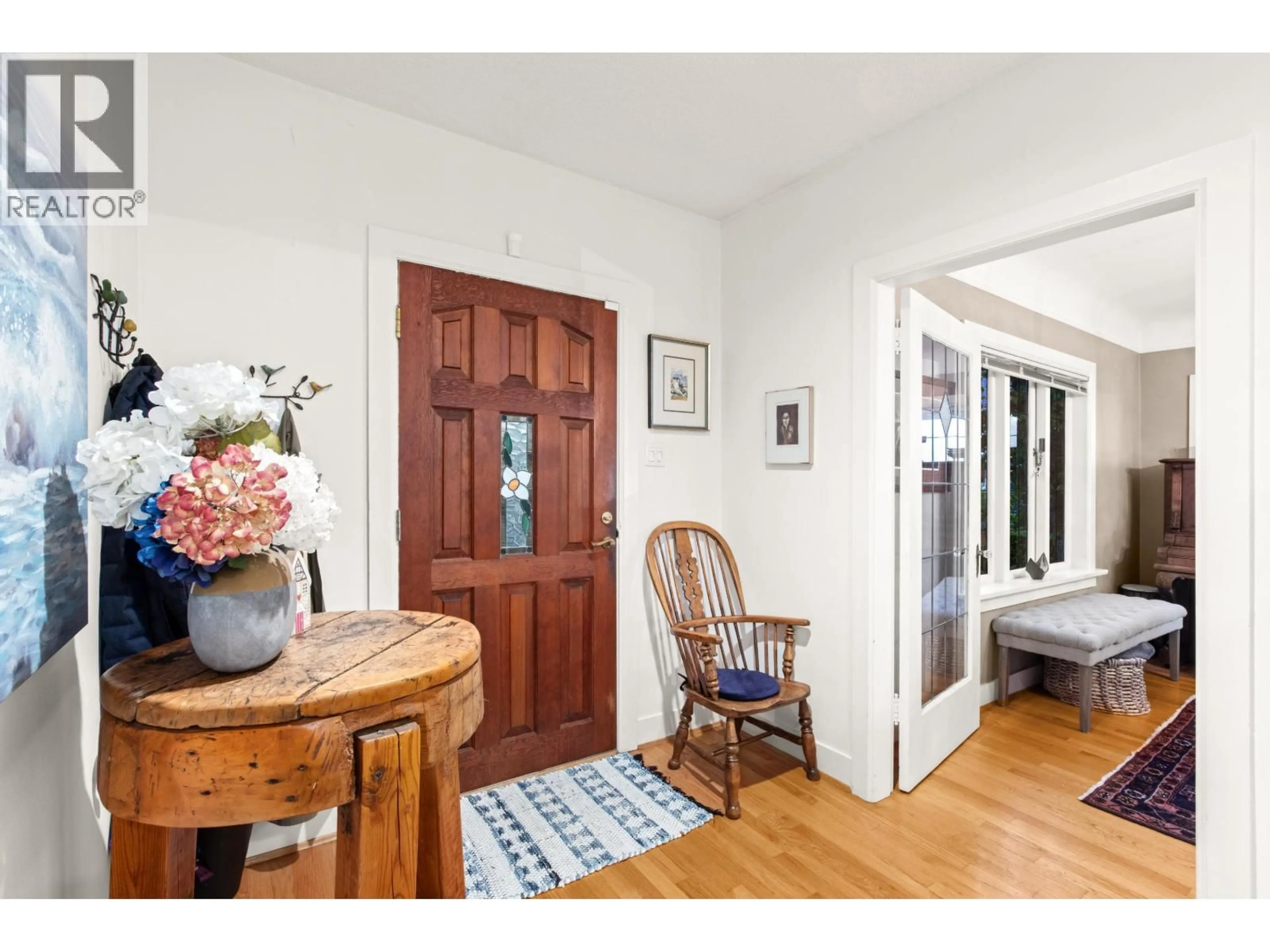 Indoor entryway for 1104 ESQUIMALT AVENUE, West Vancouver British Columbia V7T1K1